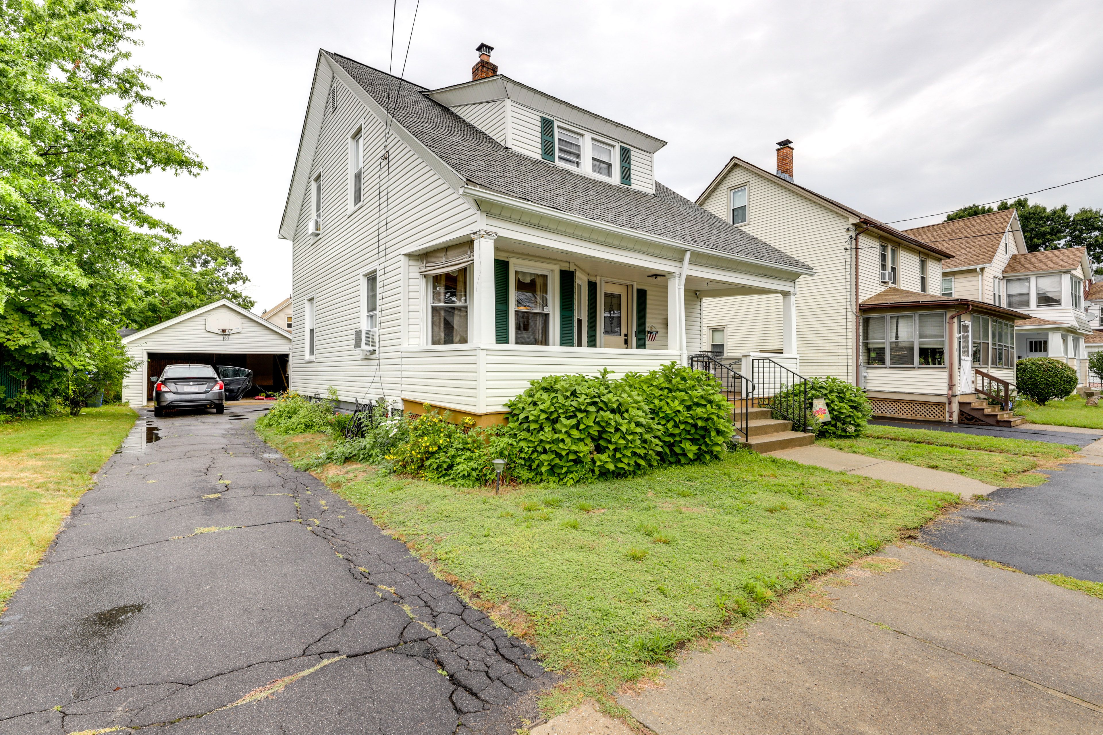 Parking | Driveway (4 Vehicles)