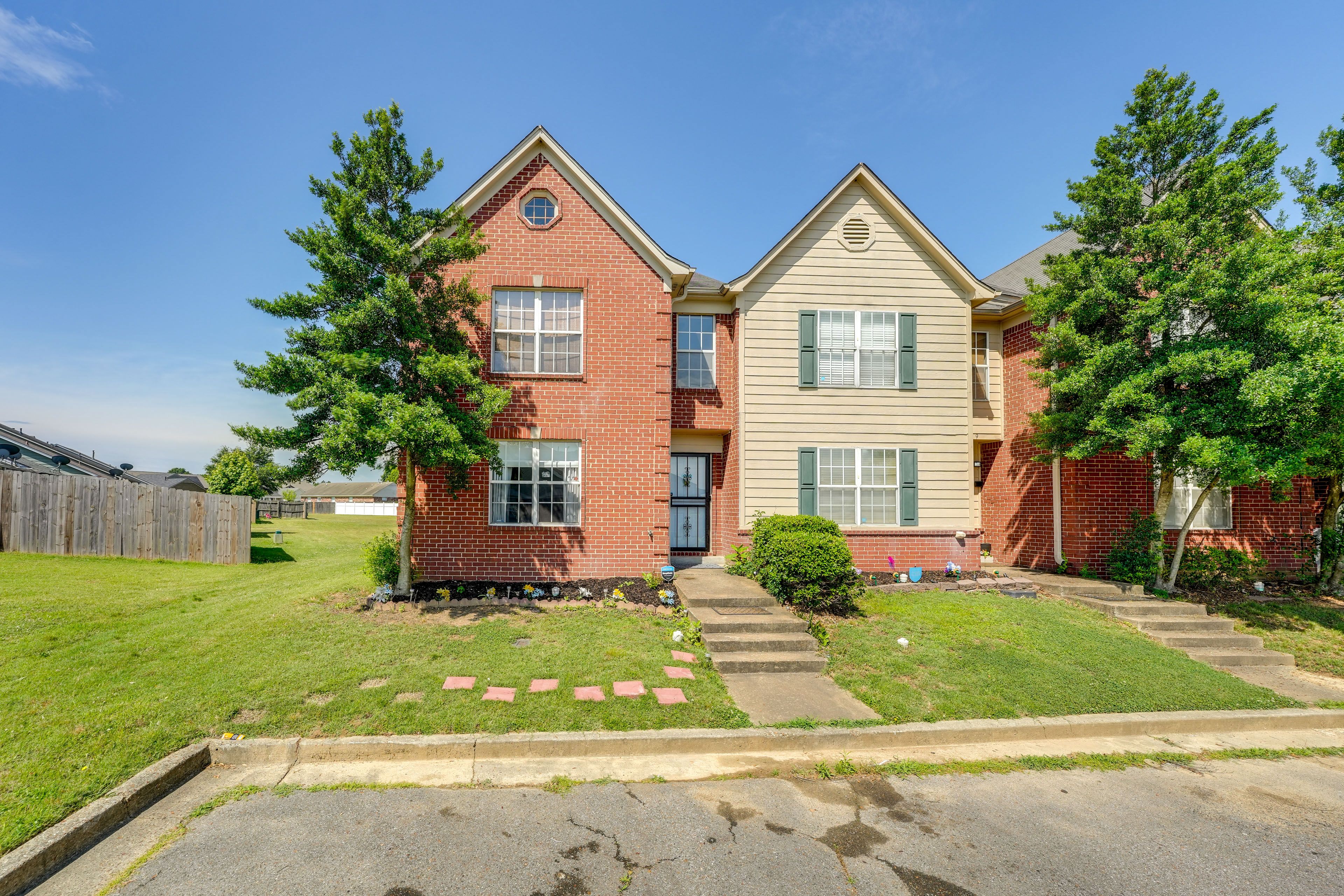 Townhouse Exterior | ~8 Mi to Graceland | Keyless Entry