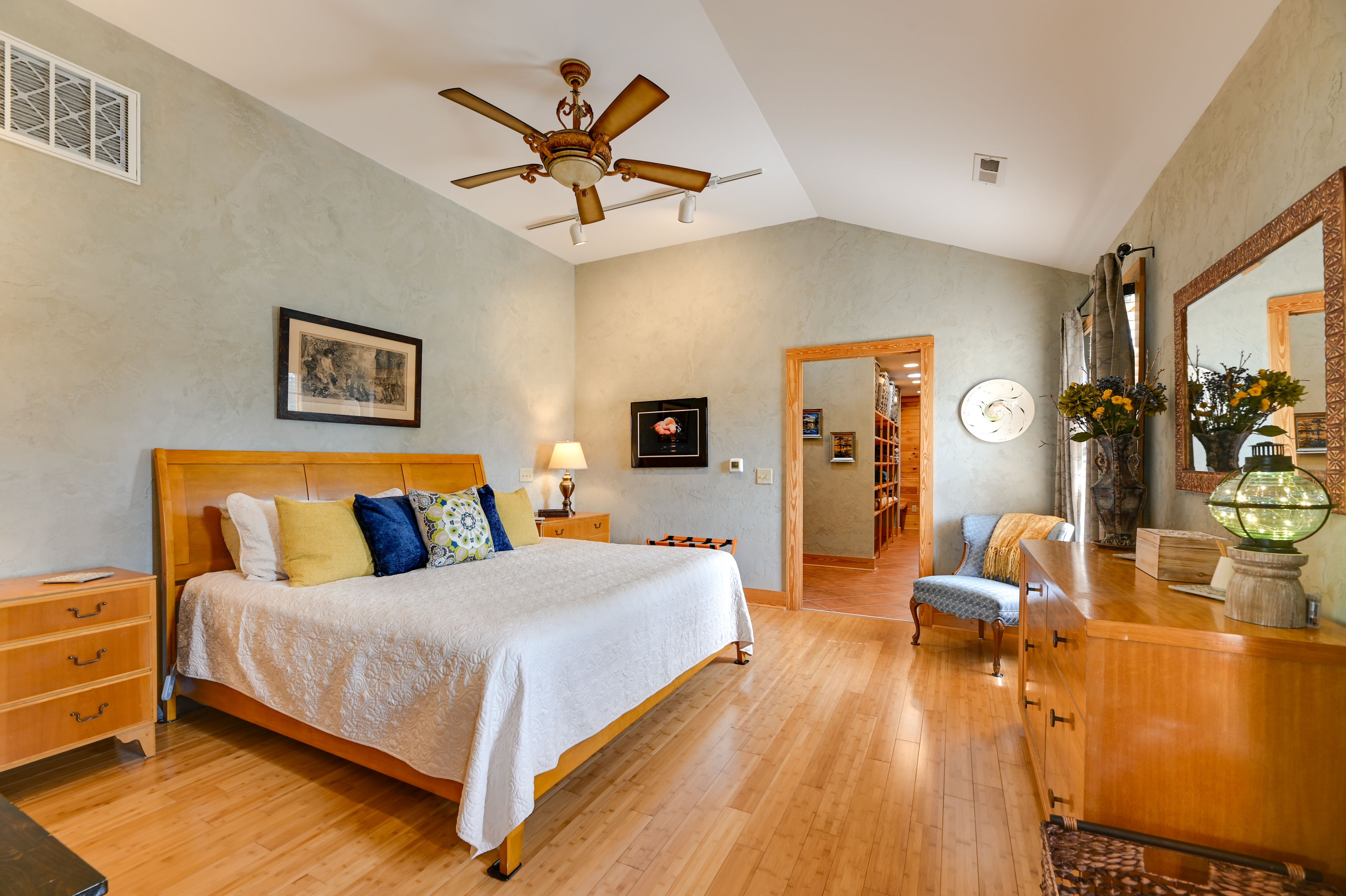 Bedroom | King Bed | Linens Provided