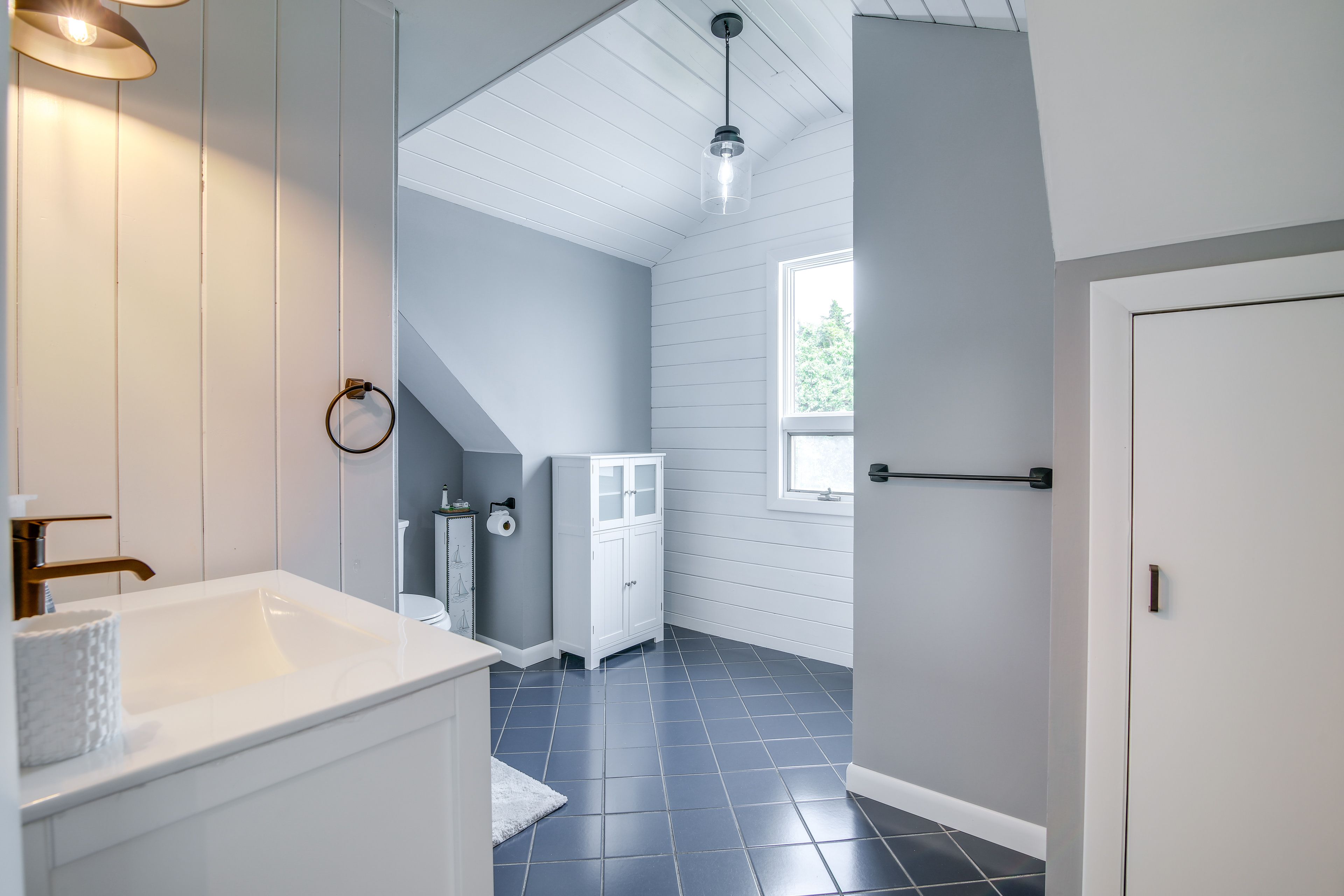 Full Bathroom | 2nd Floor