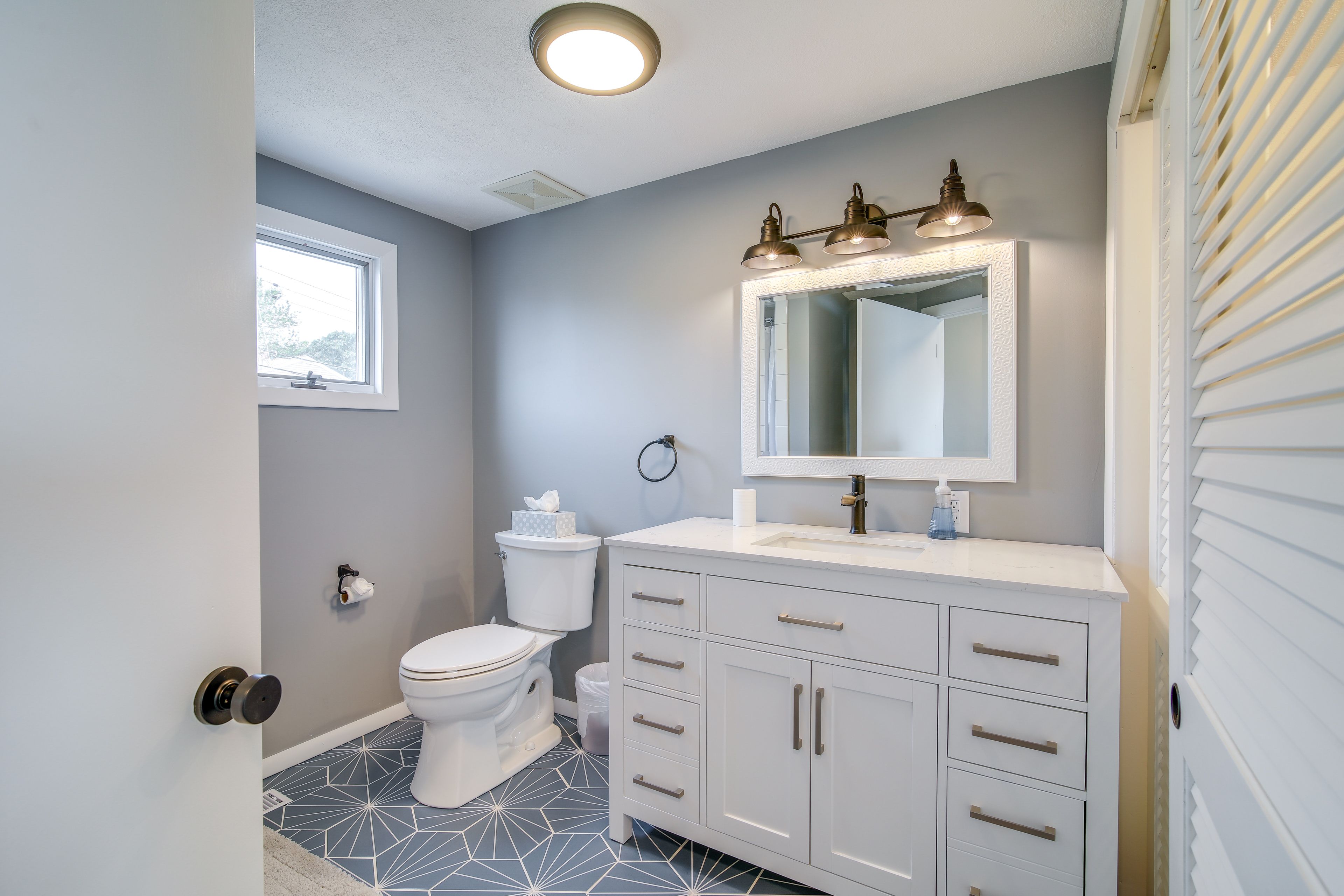 Full Bathroom | 1st Floor | Towels Provided