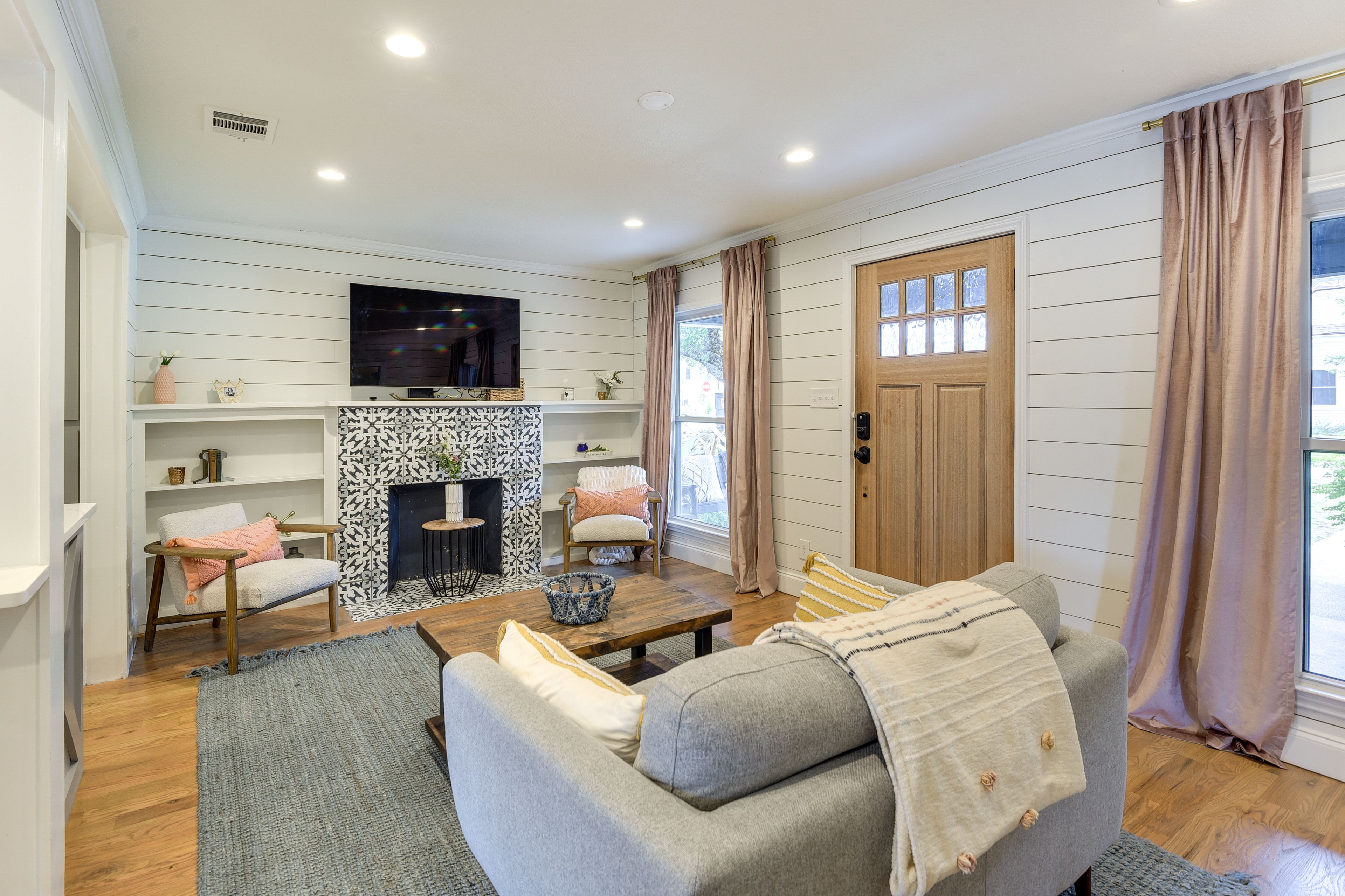 Living Room | Smart TV | Free WiFi | Central A/C | Open Floor Plan