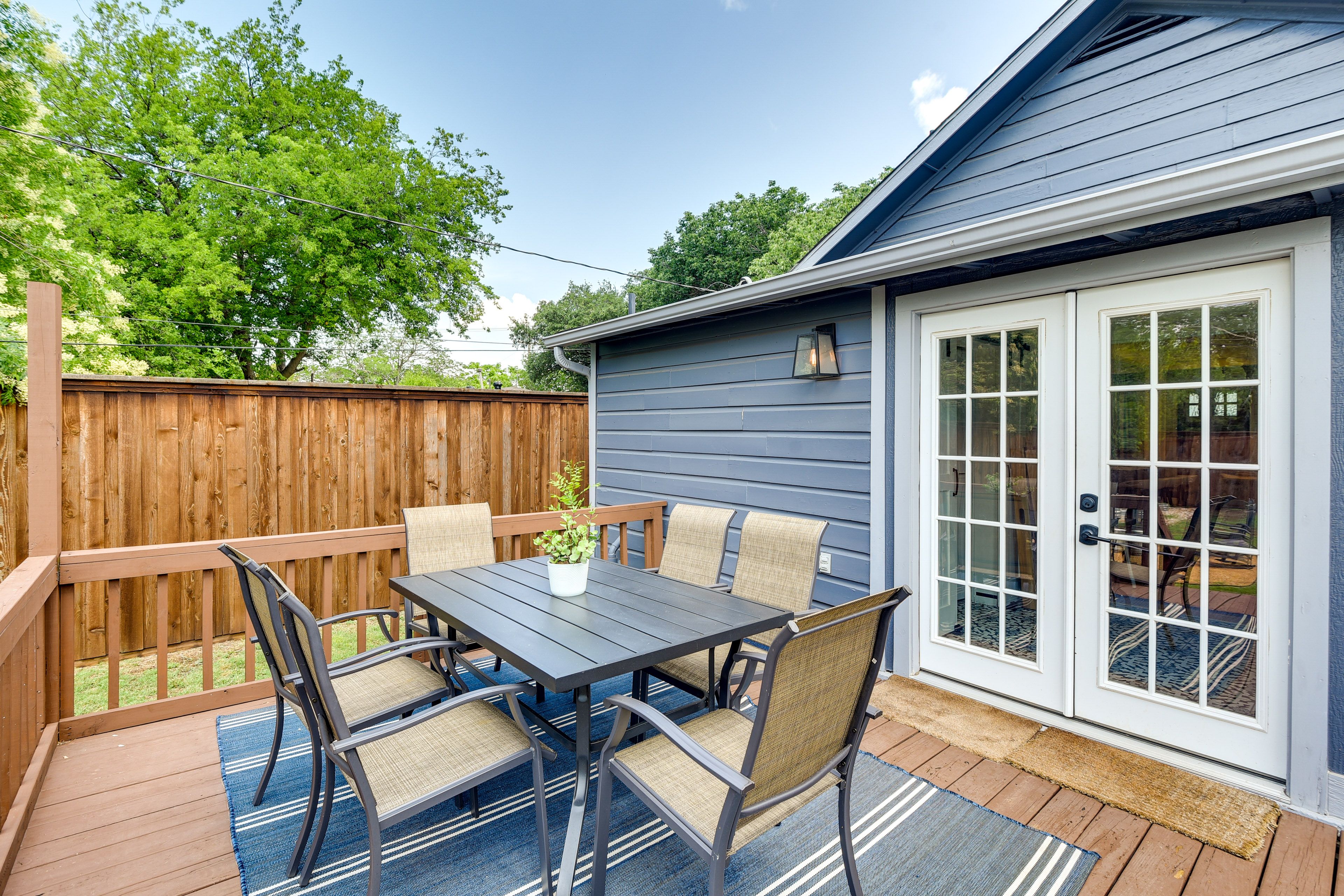 Deck | Outdoor Dining Area