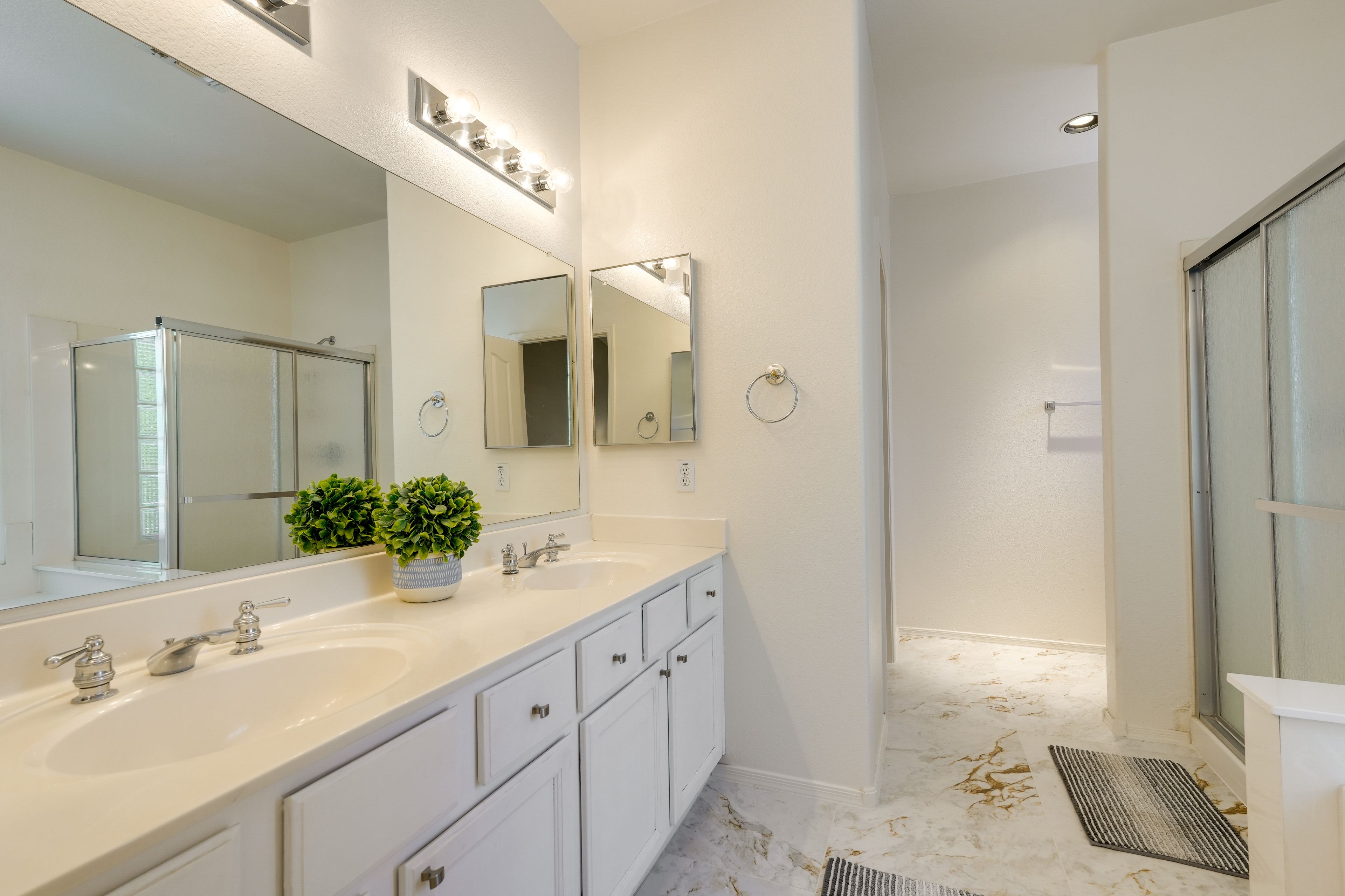 Full Bathroom | Separate Tub & Shower