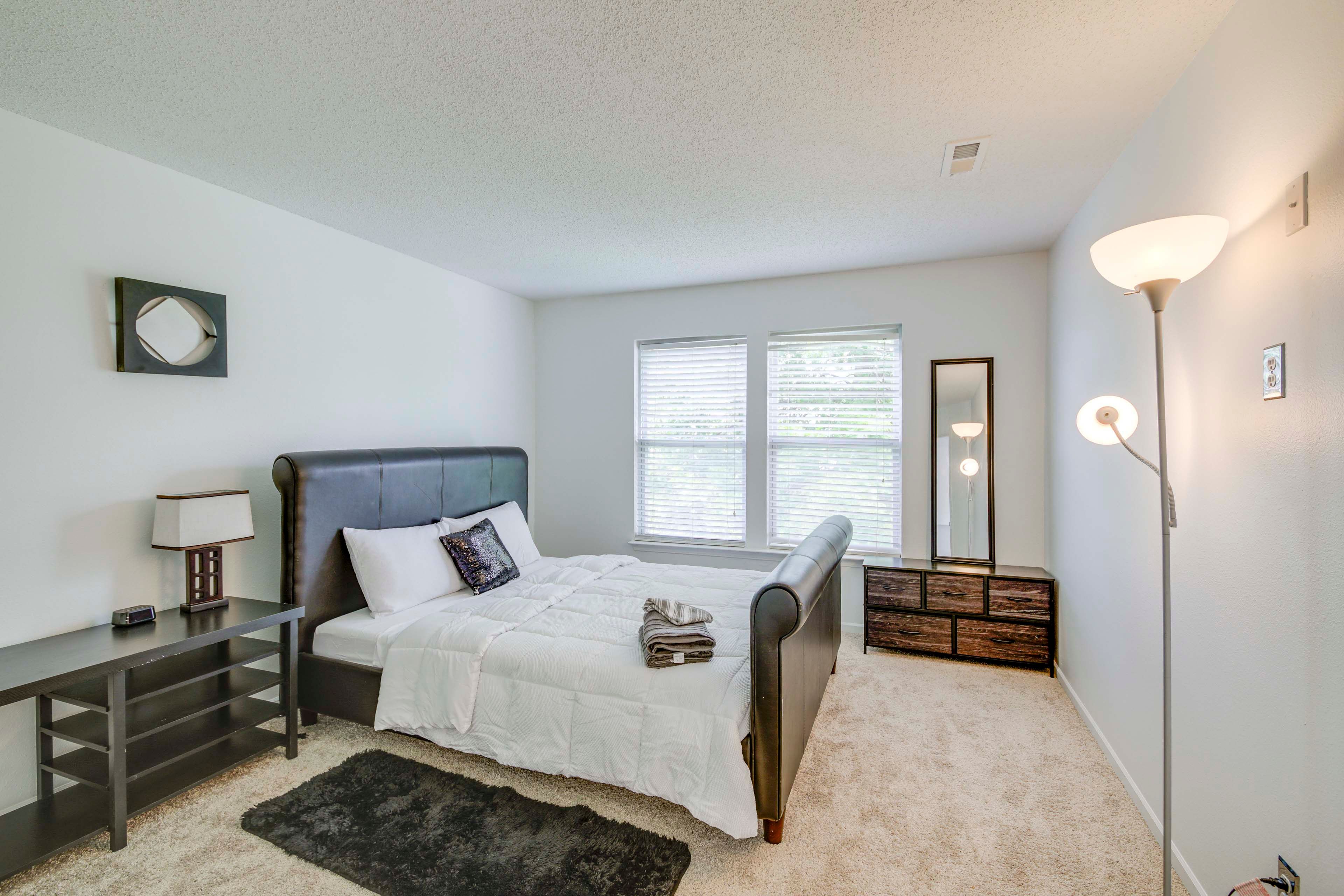 Bedroom 2 | Queen Bed