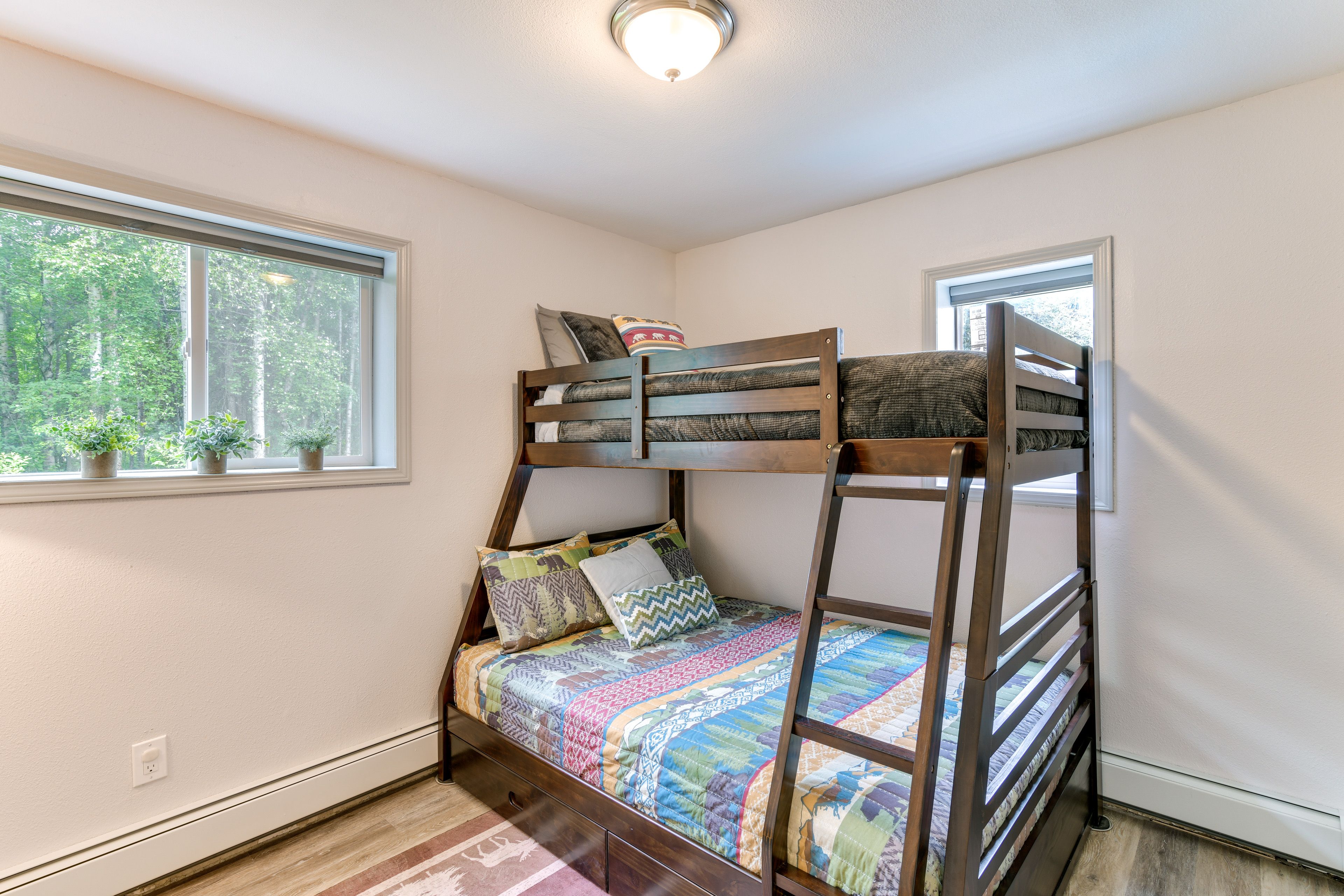 Bedroom 3 | Twin/Full Bunk Bed