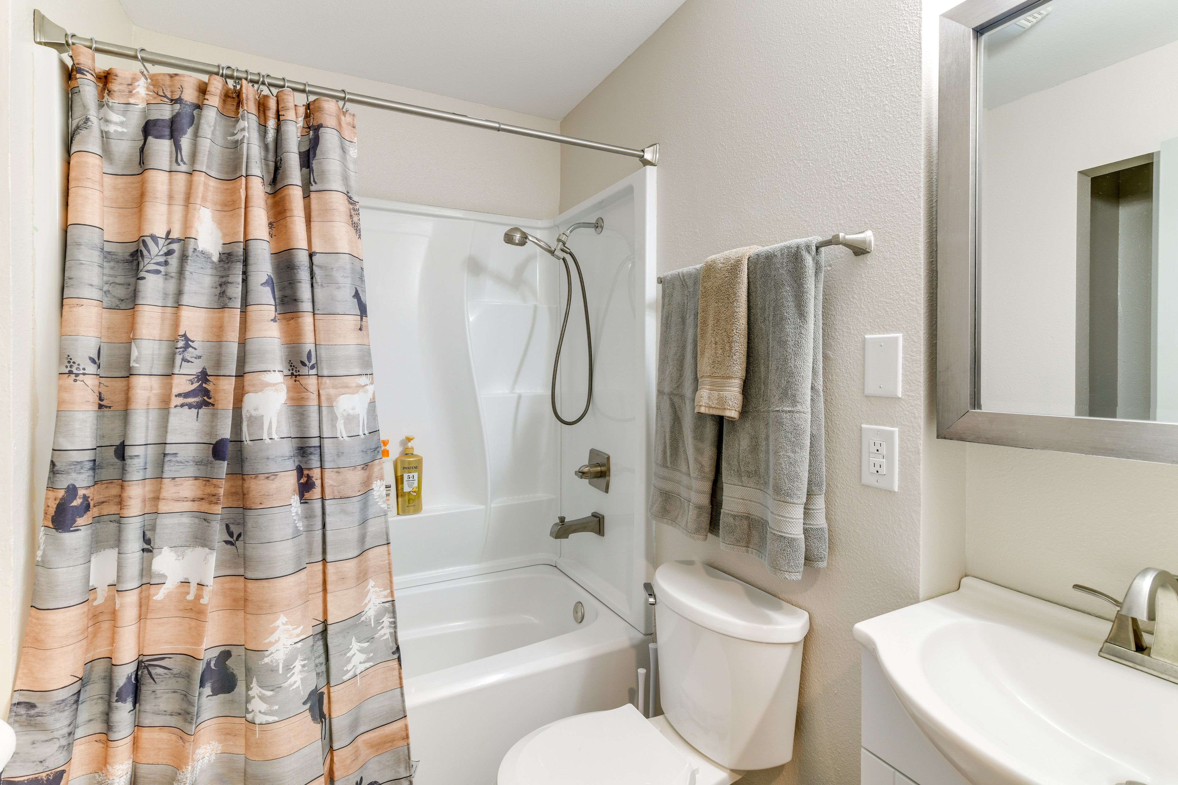 Full Bathroom | Towels Provided | Complimentary Toiletries
