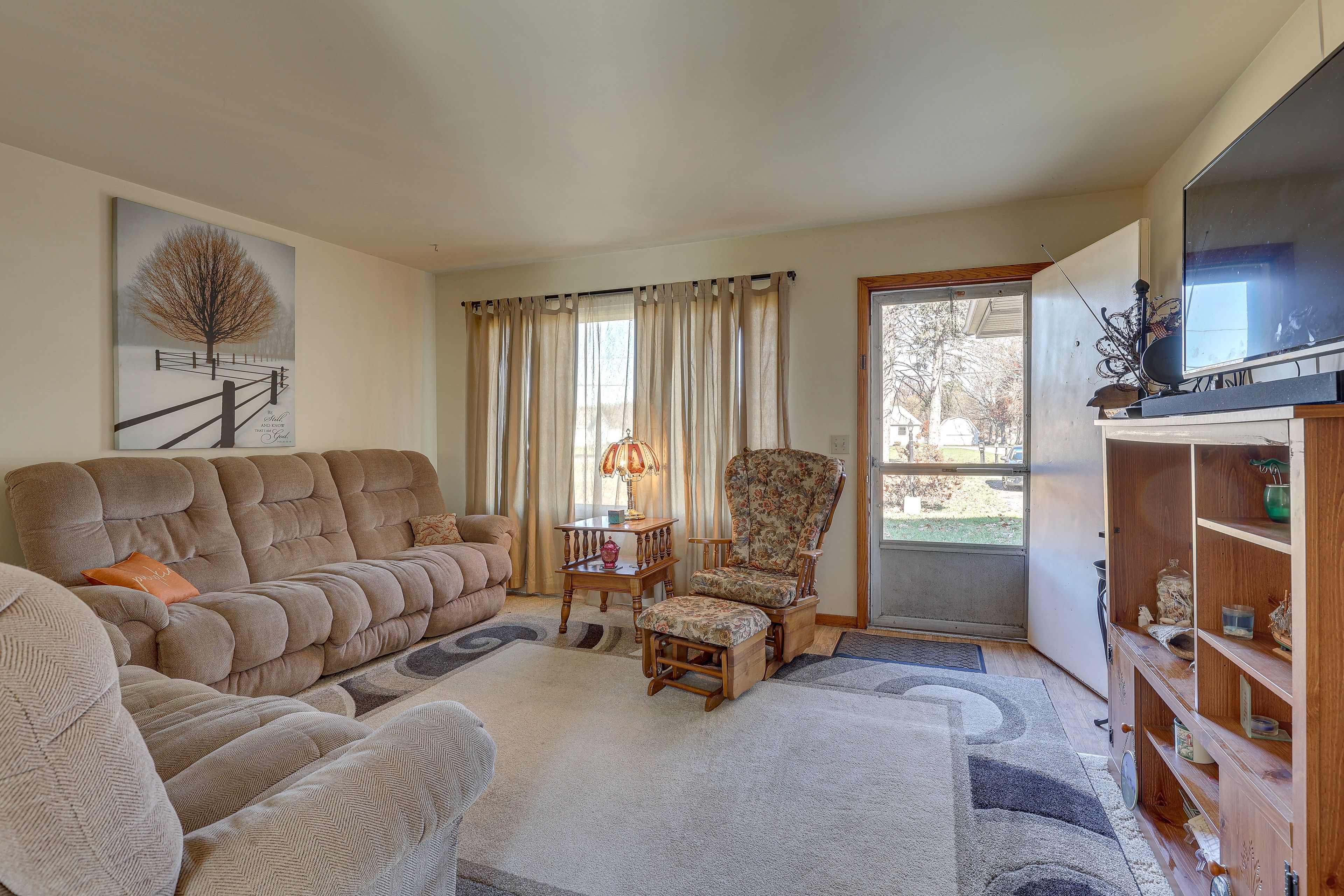 Living Room | Free WiFi | Flat-Screen TV w/ DVD Player