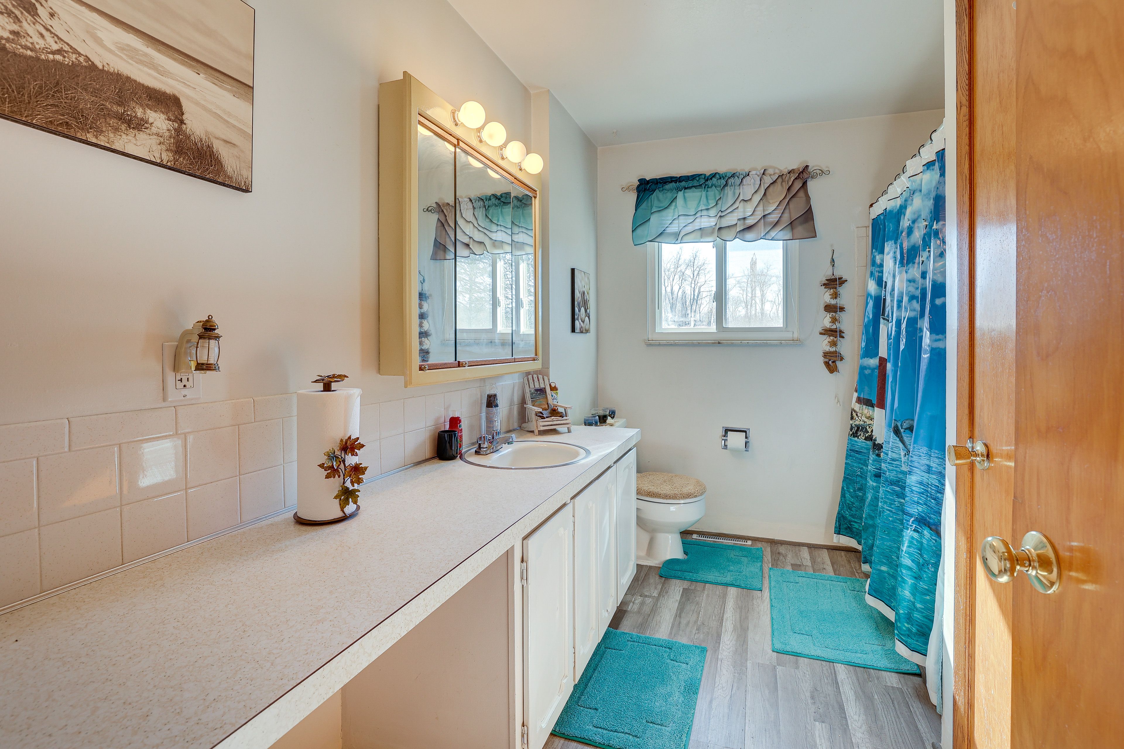 Full Bathroom | Complimentary Toiletries | Towels Provided