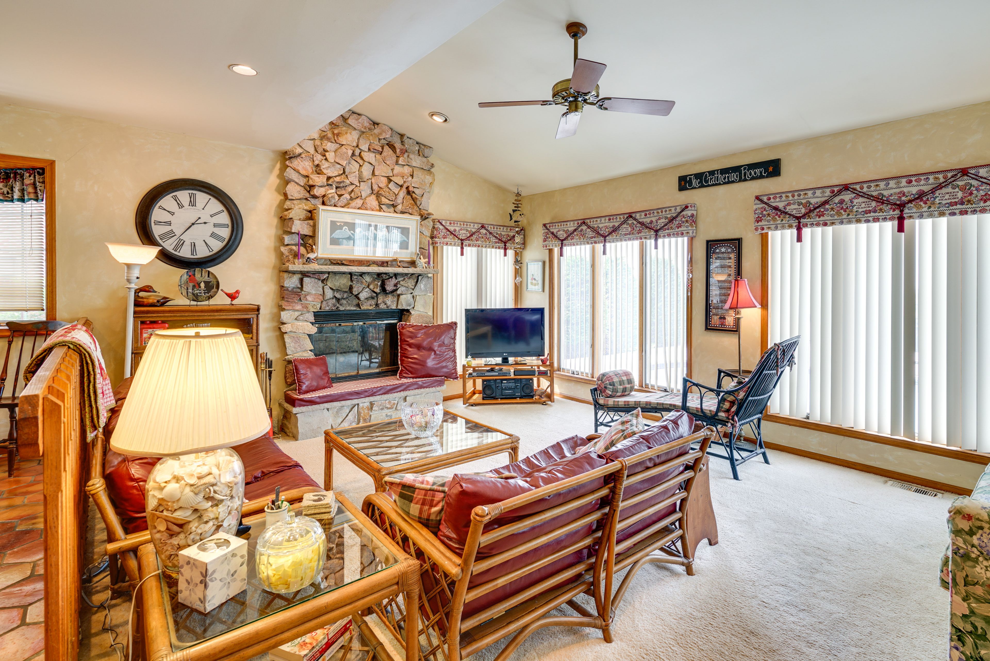 Family Room | Free WiFi | Central A/C & Heating | Smart TV | Fireplace | Piano