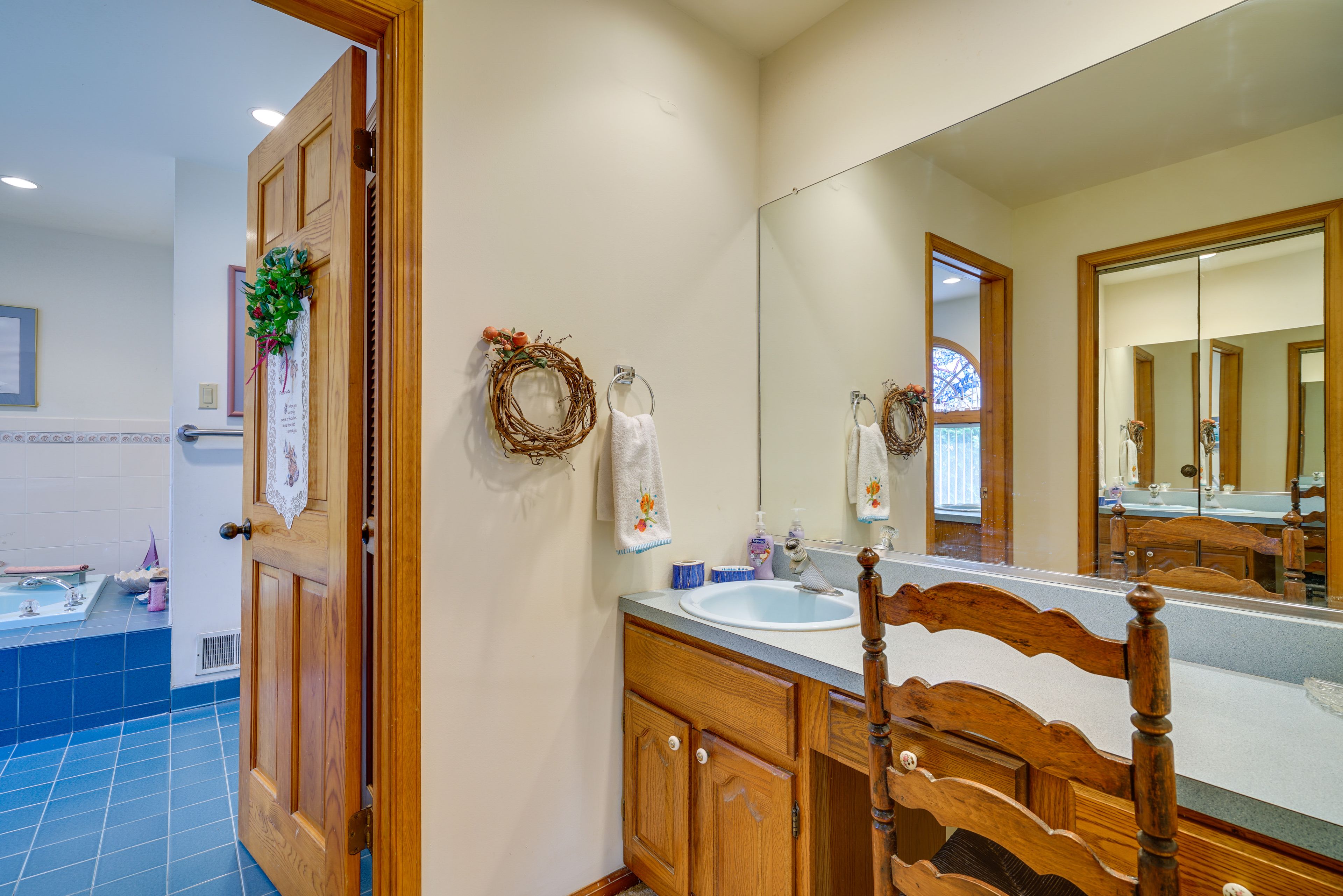 Bathroom | Bath Towels | Hair Dryer | Jetted Tub