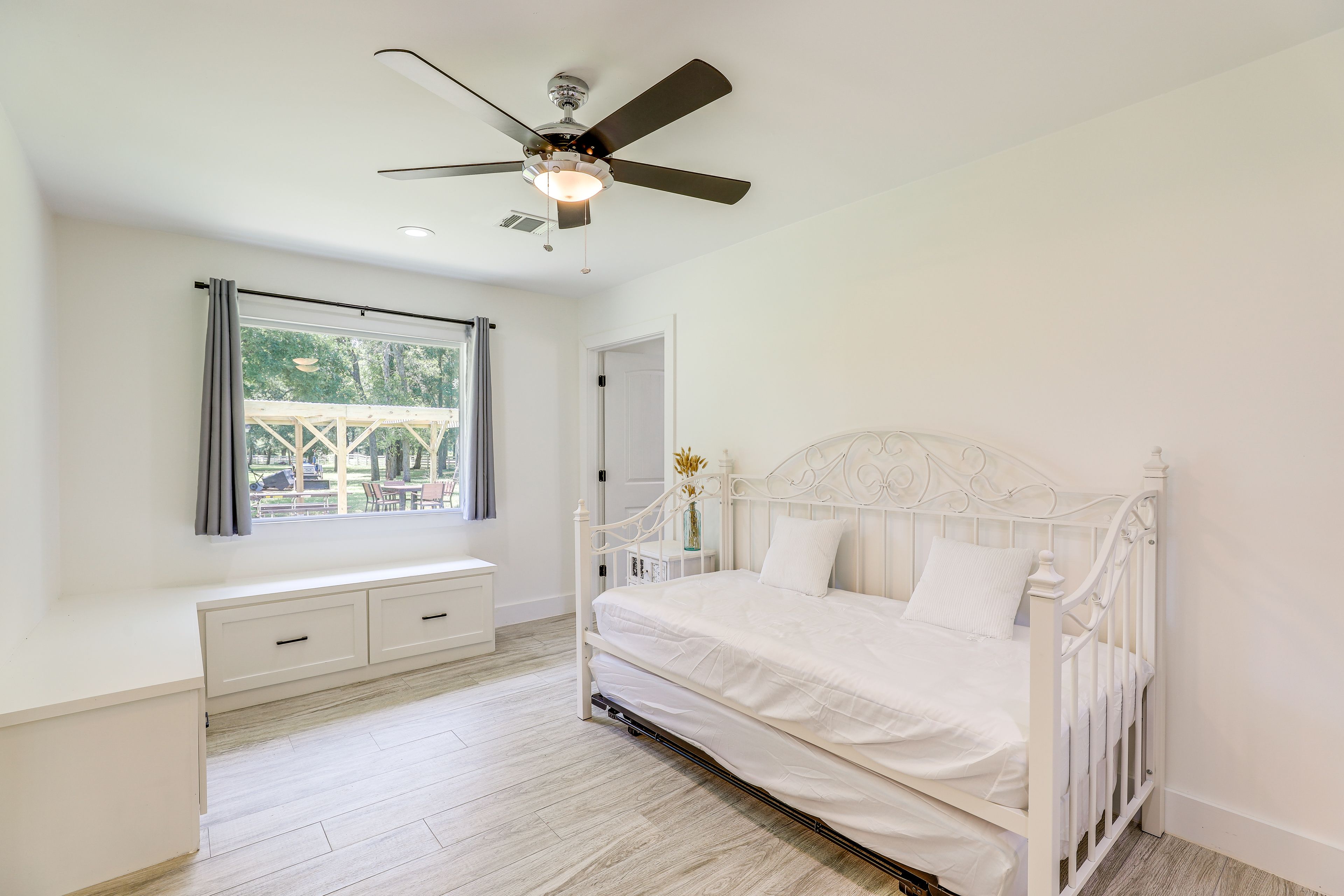 Sleeping Nook | Twin Daybed w/ Twin Trundle