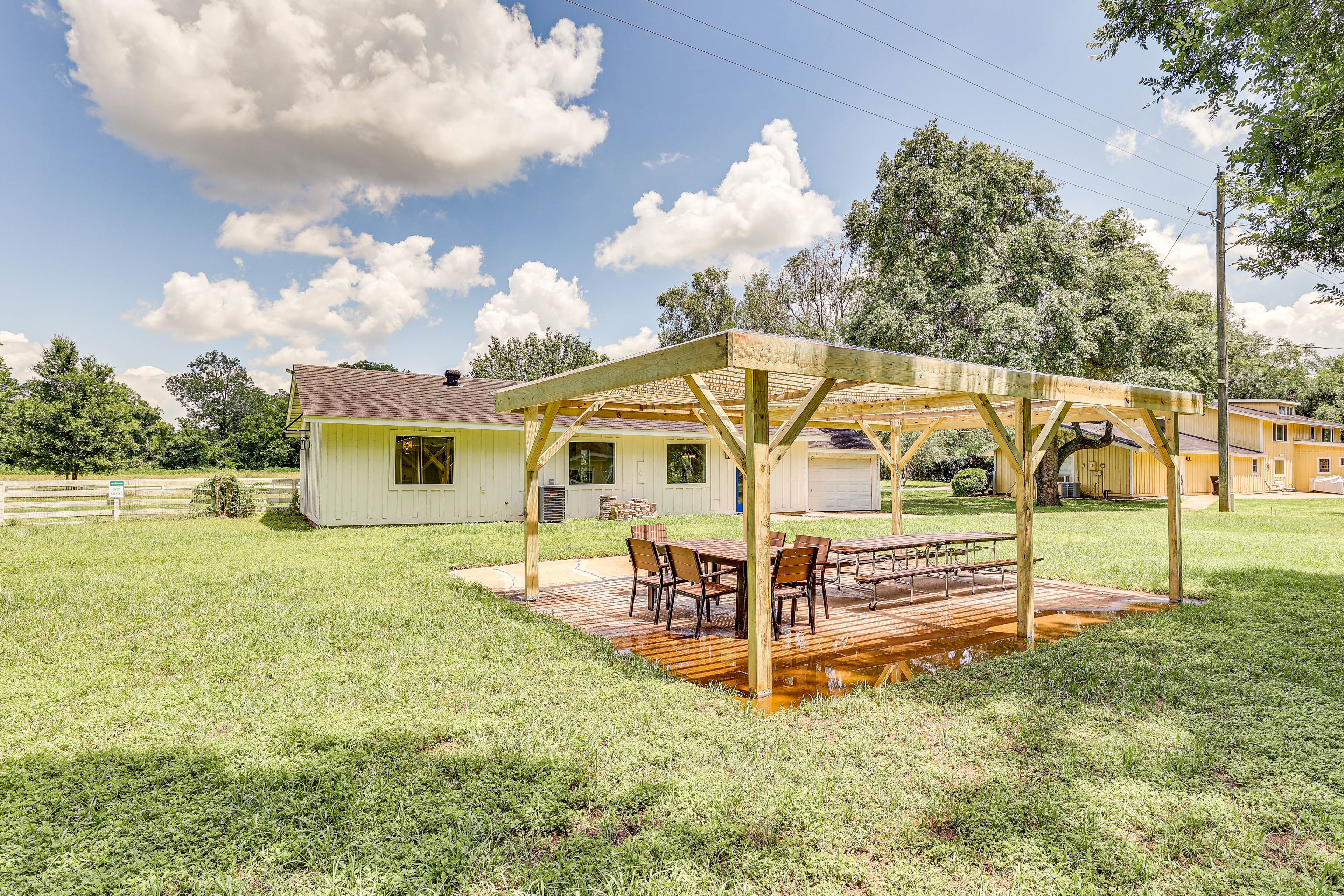 Wallis Vacation Rental | 2BR | 1BA | 1,200 Sq Ft | Step-Free Access
