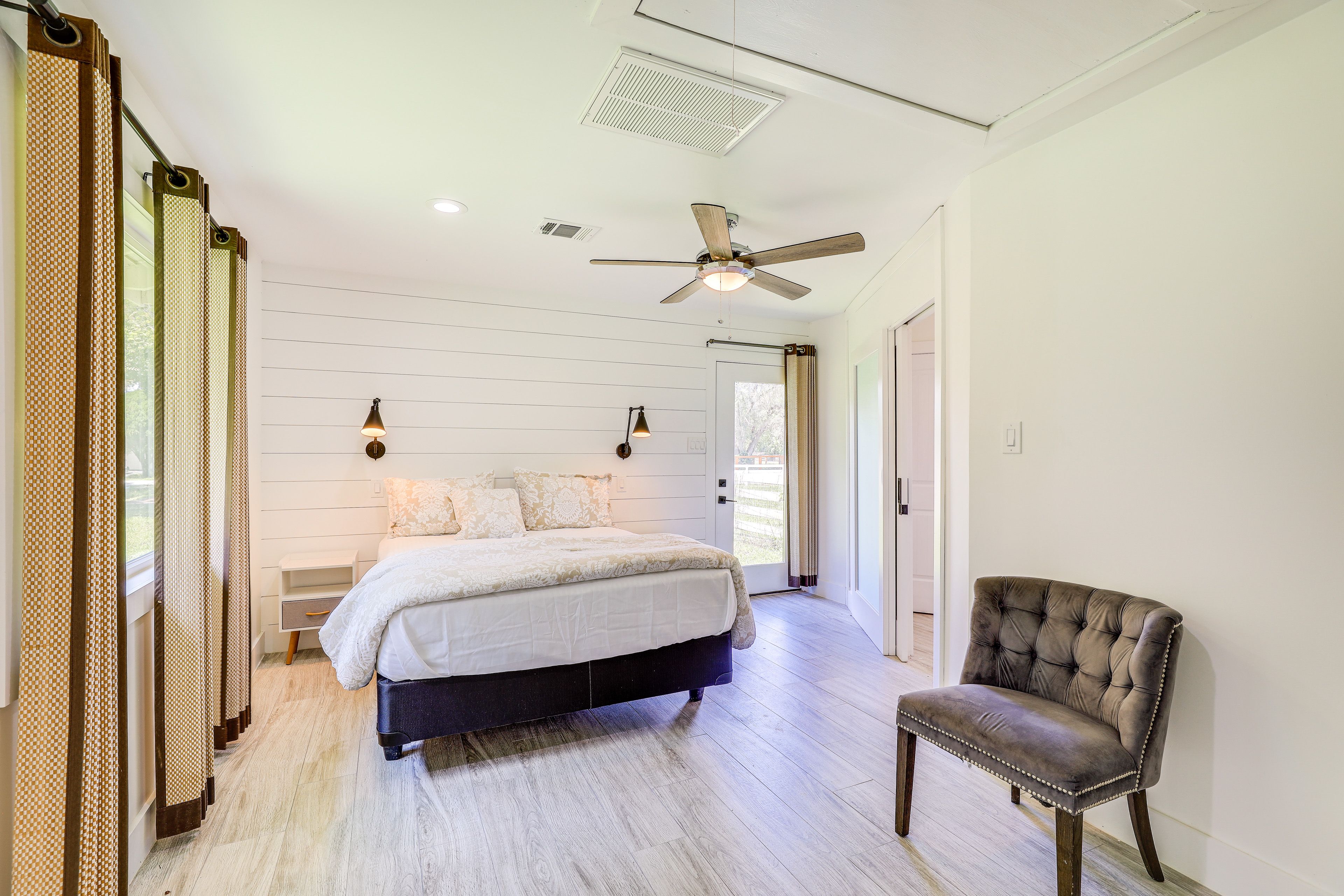 Bedroom | Queen Bed | Linens Provided