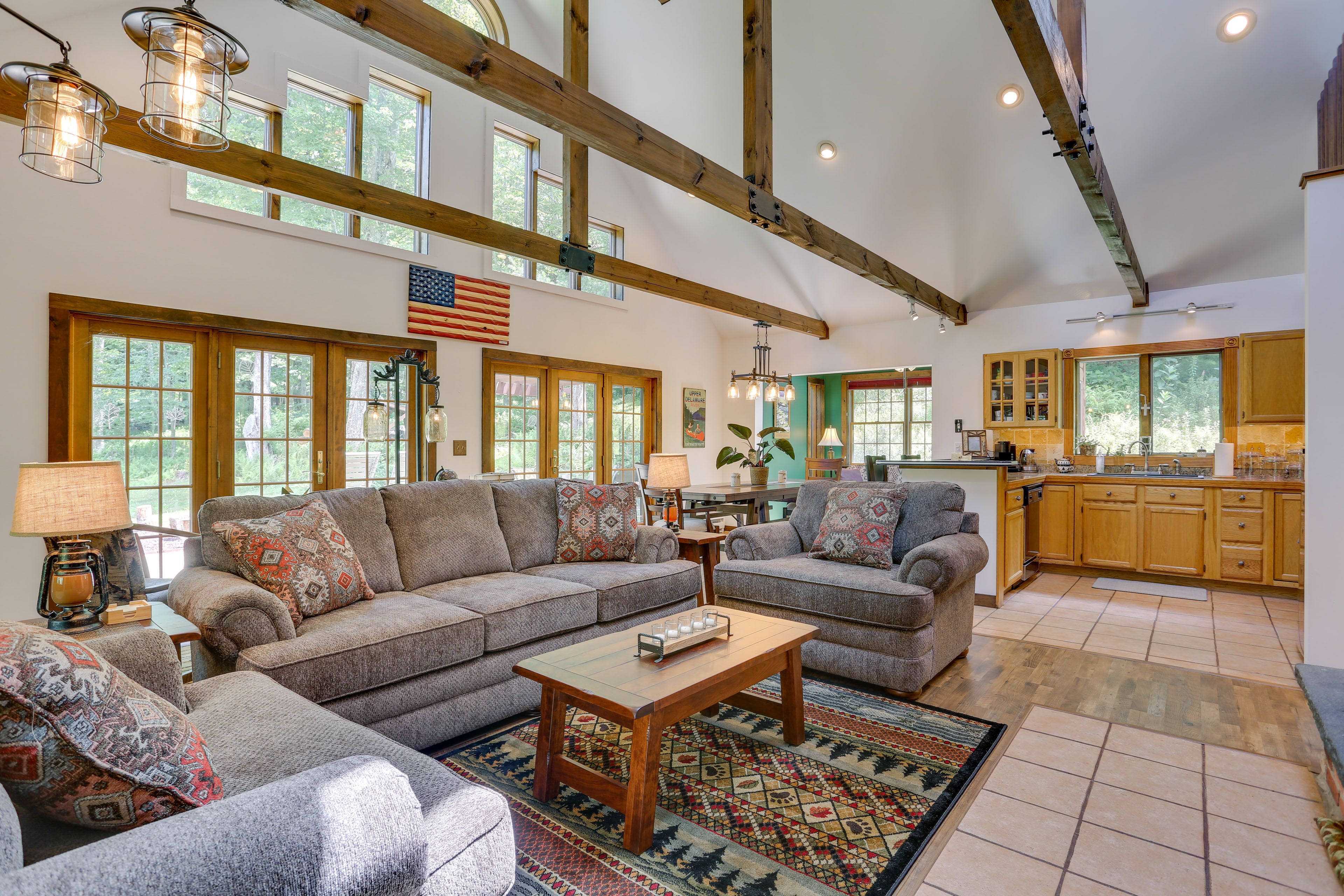Living Room | Queen Sleeper Sofa | Free WiFi | Smart TV