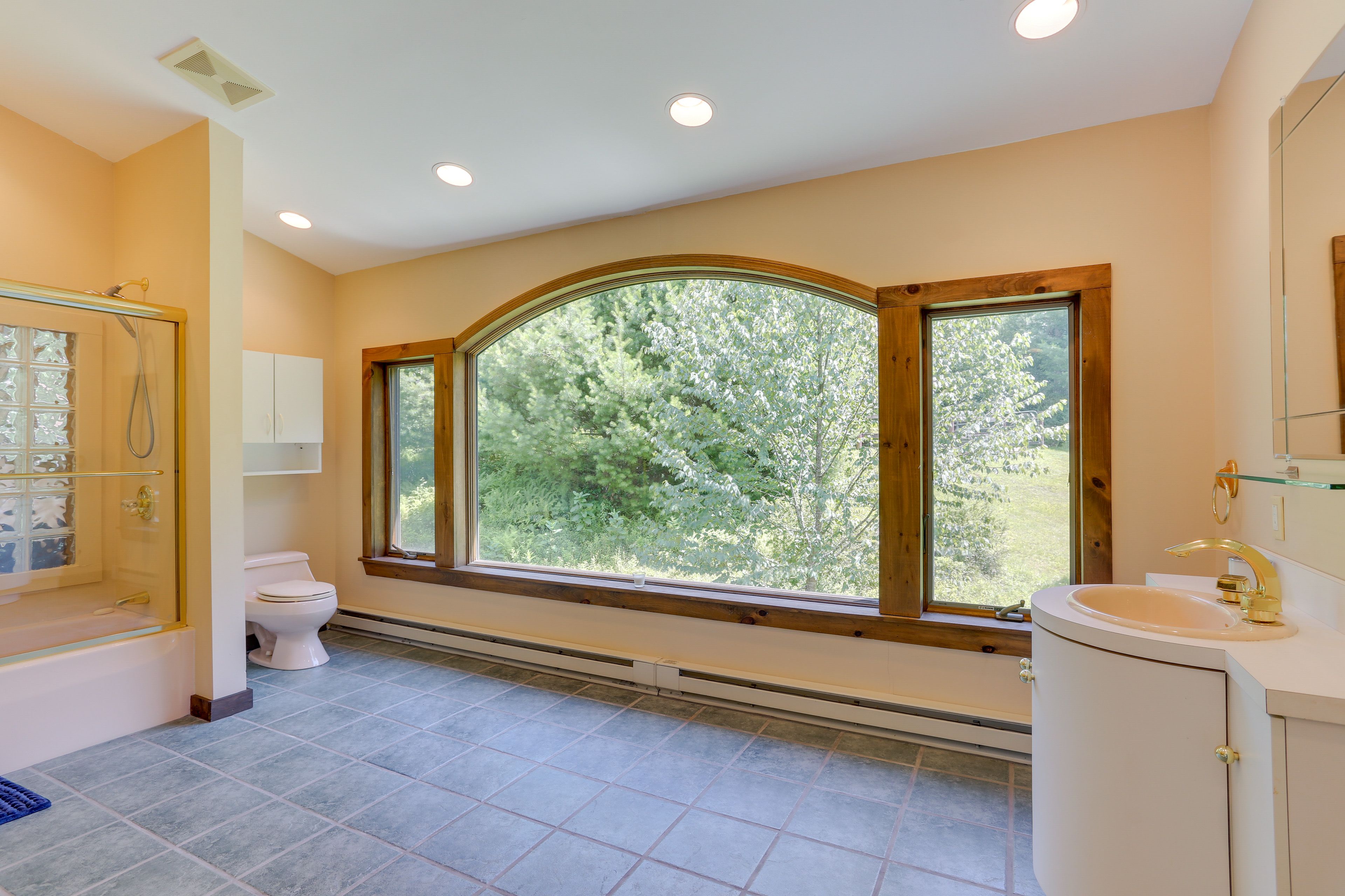 Full Bathroom | Towels Provided | Complimentary Toiletries | Jetted Tub