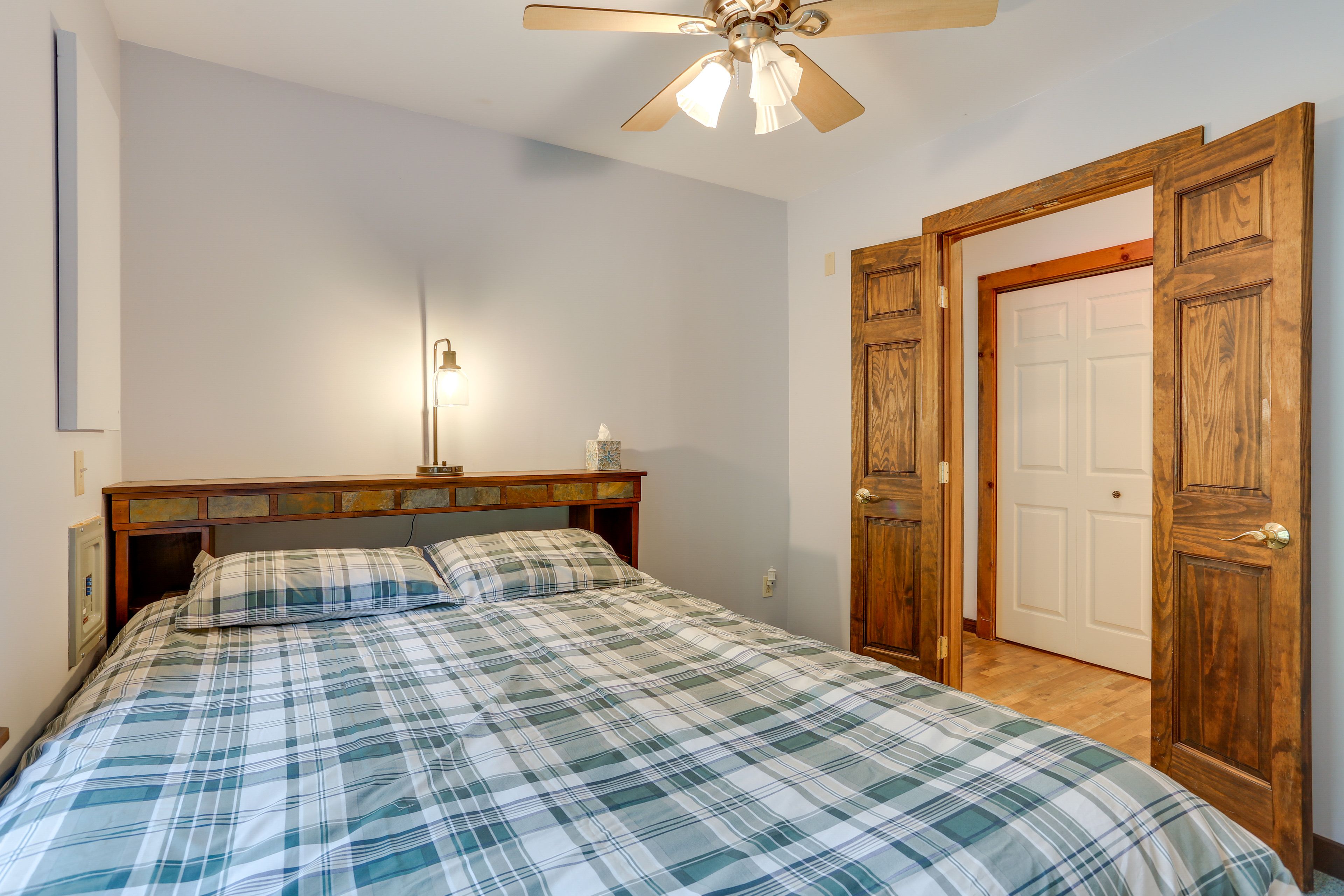 Bedroom 2 | Queen Bed