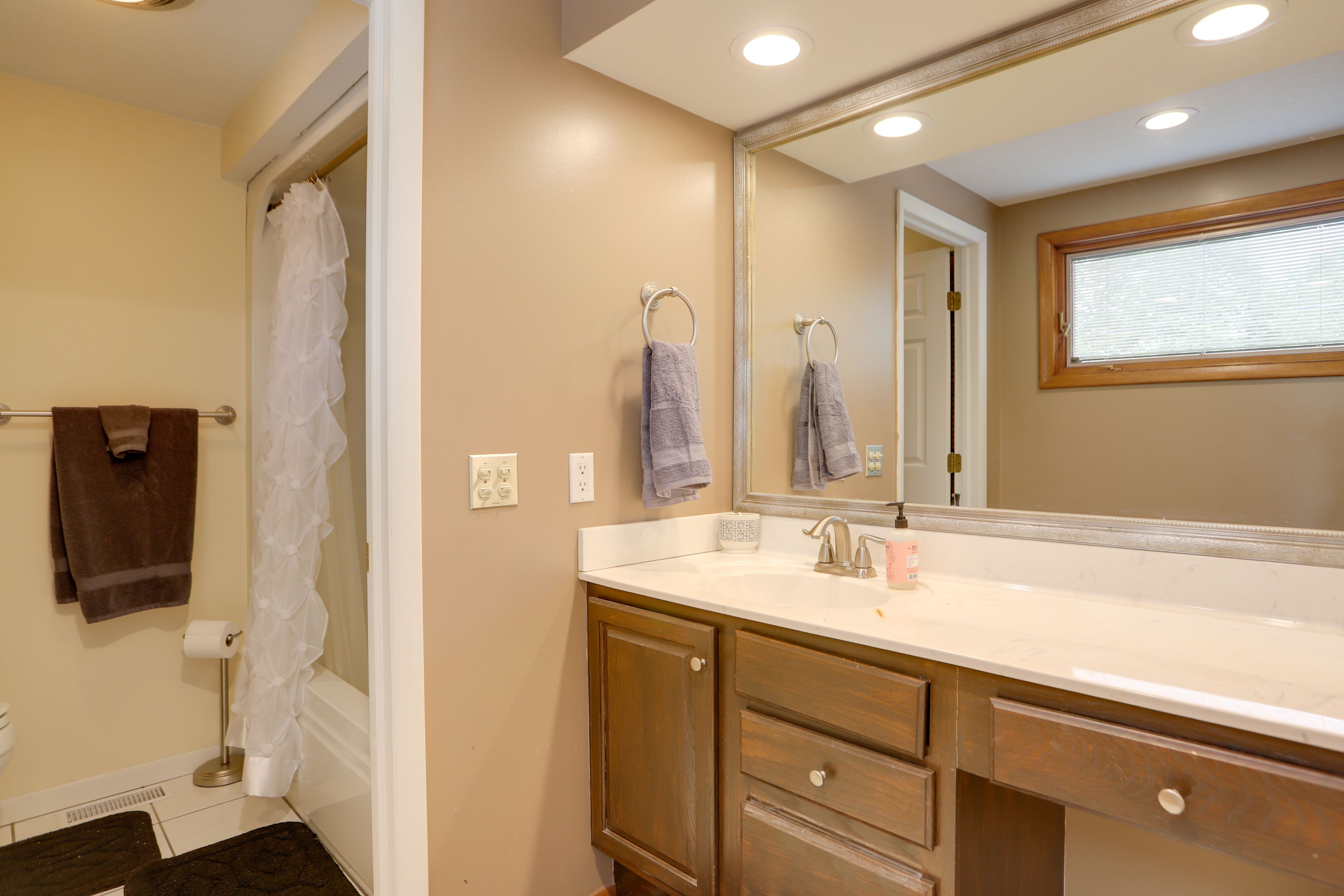 Full Bathroom | Towels Provided