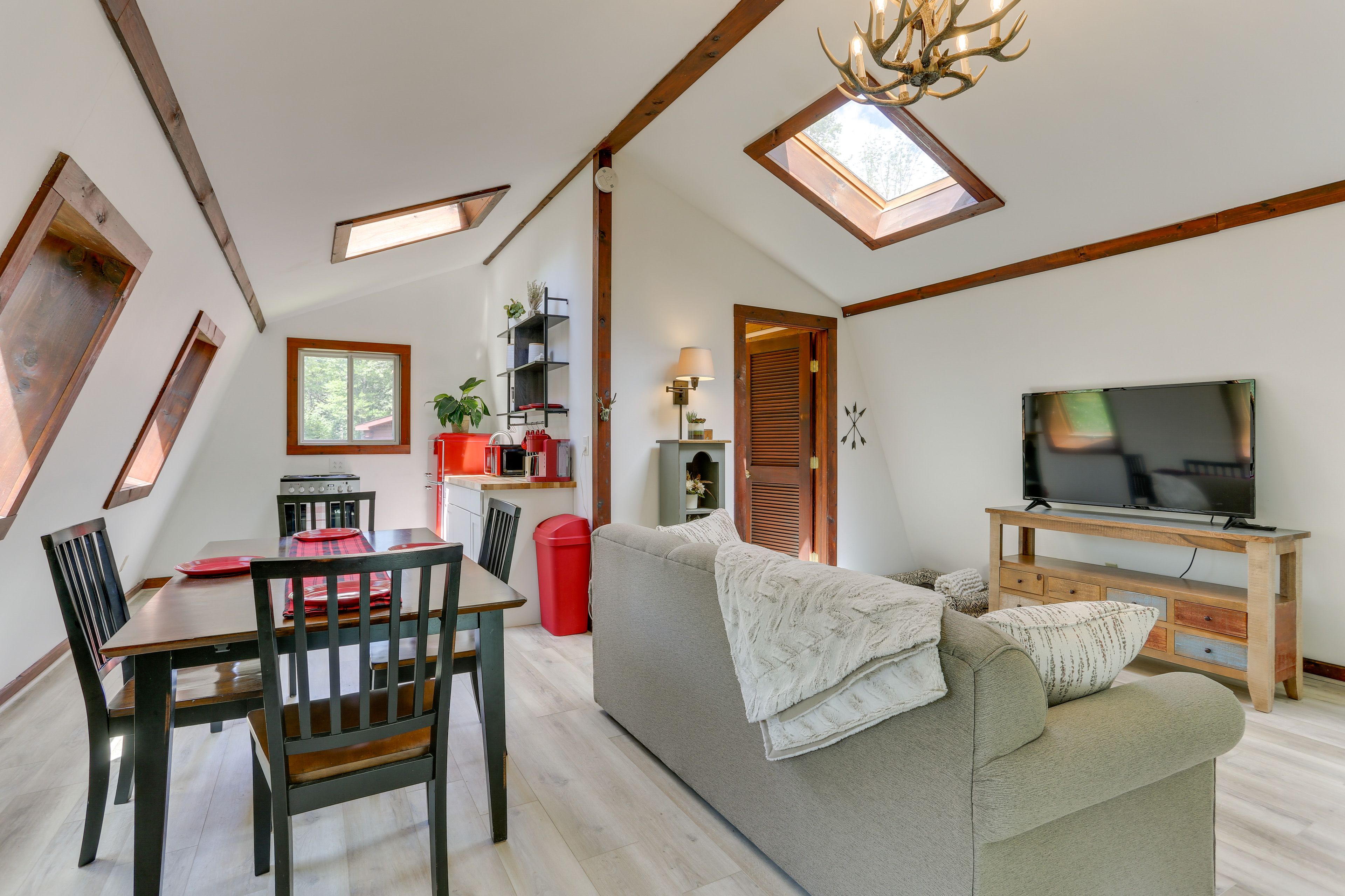 Dining Area | Dishware/Flatware Provided