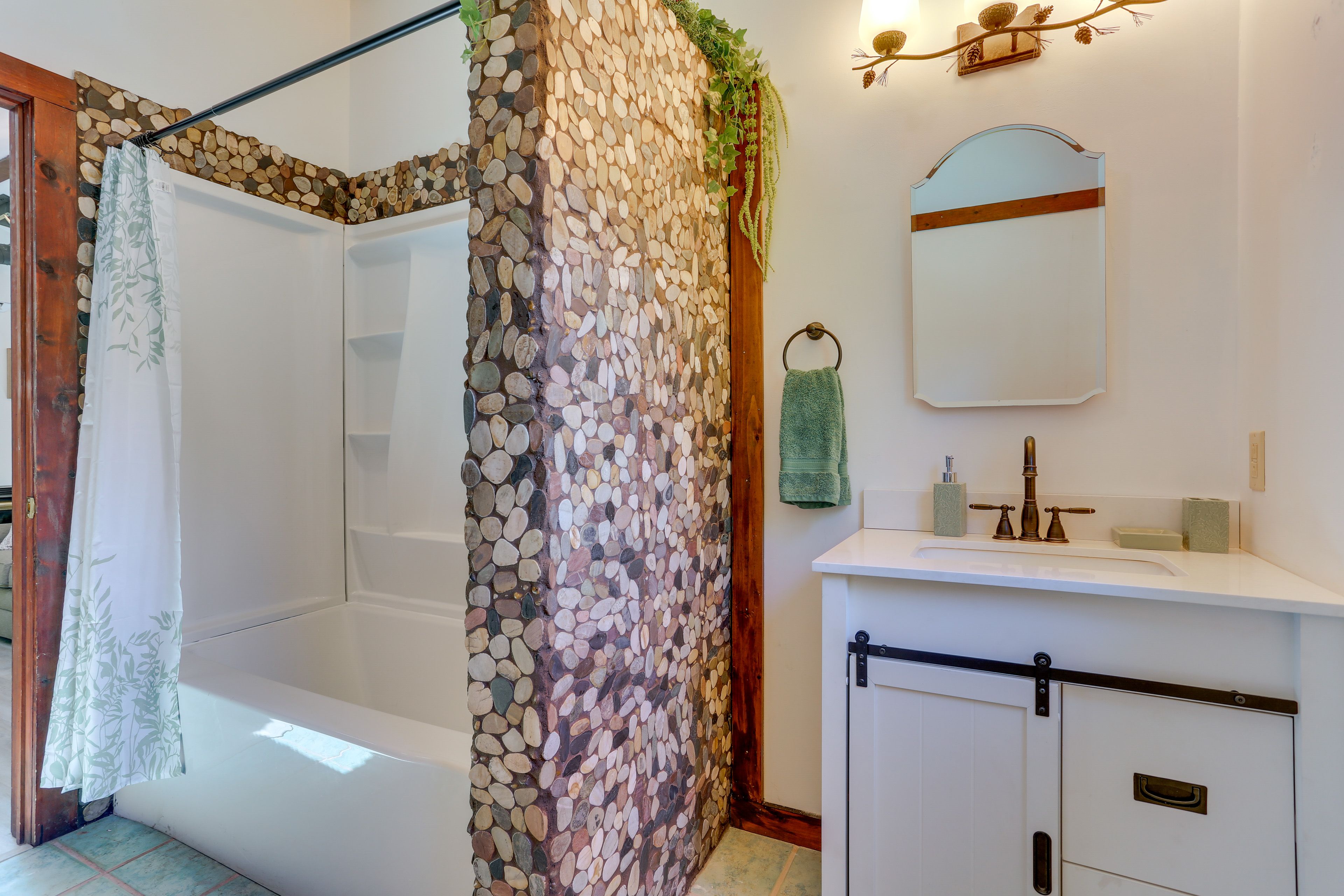 Full Bathroom | Towels Provided | Complimentary Toiletries