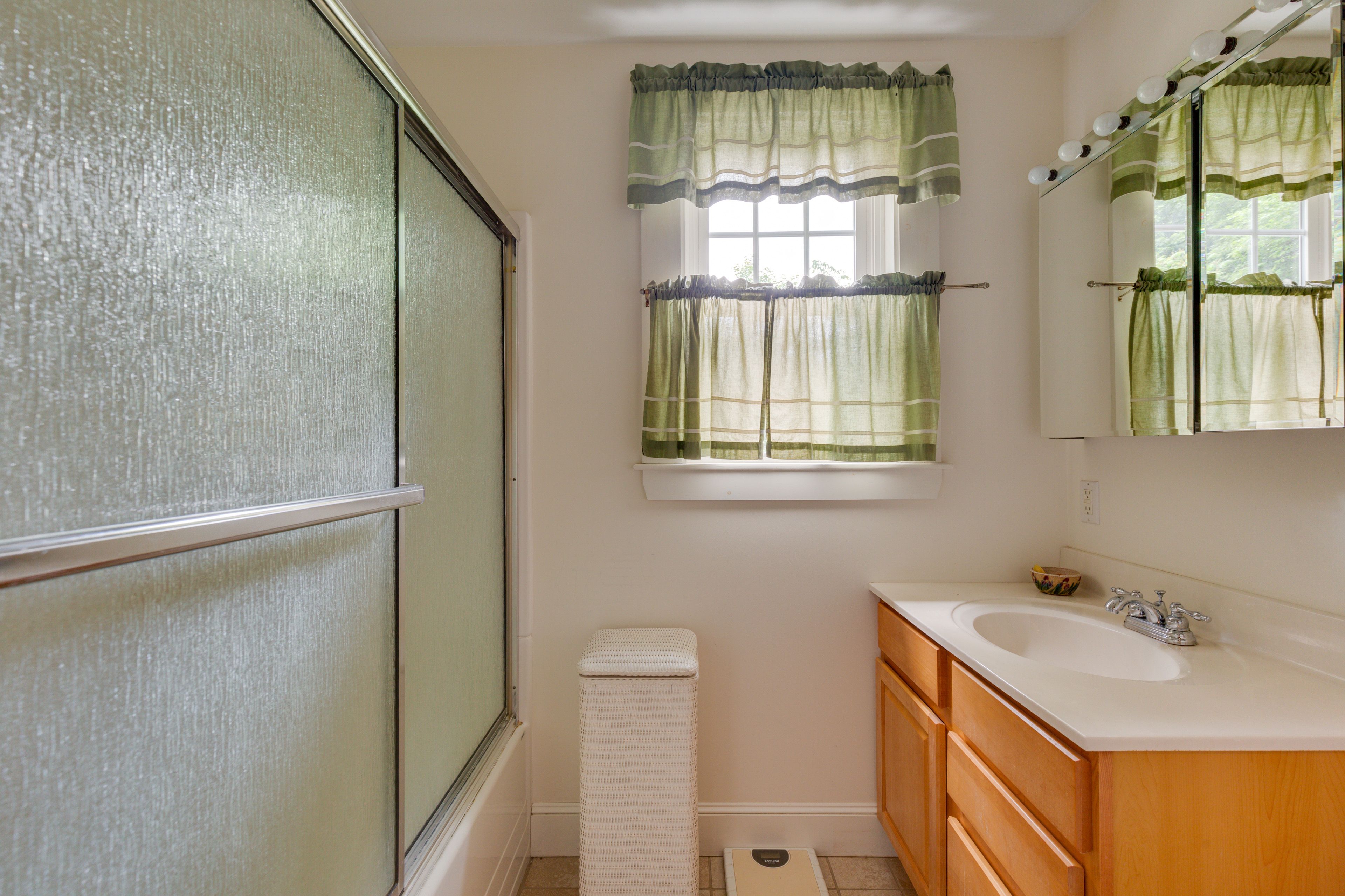 Full Bathroom | Complimentary Toiletries