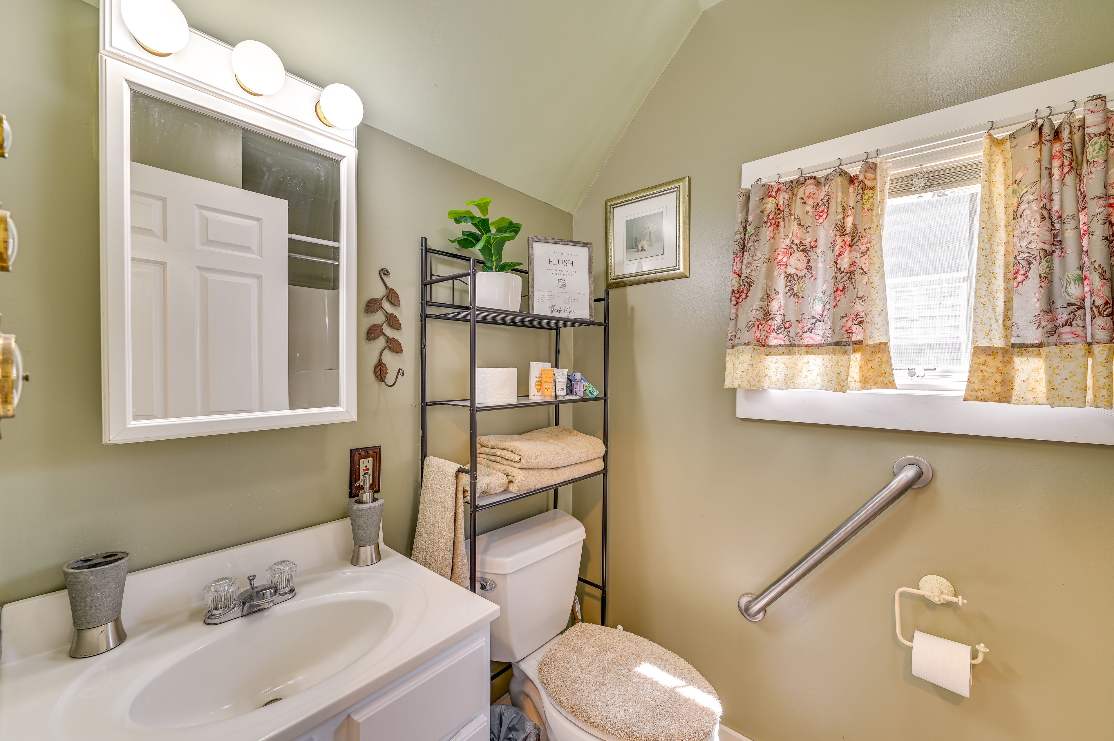 Full Bathroom | 1st Floor | Towels Provided