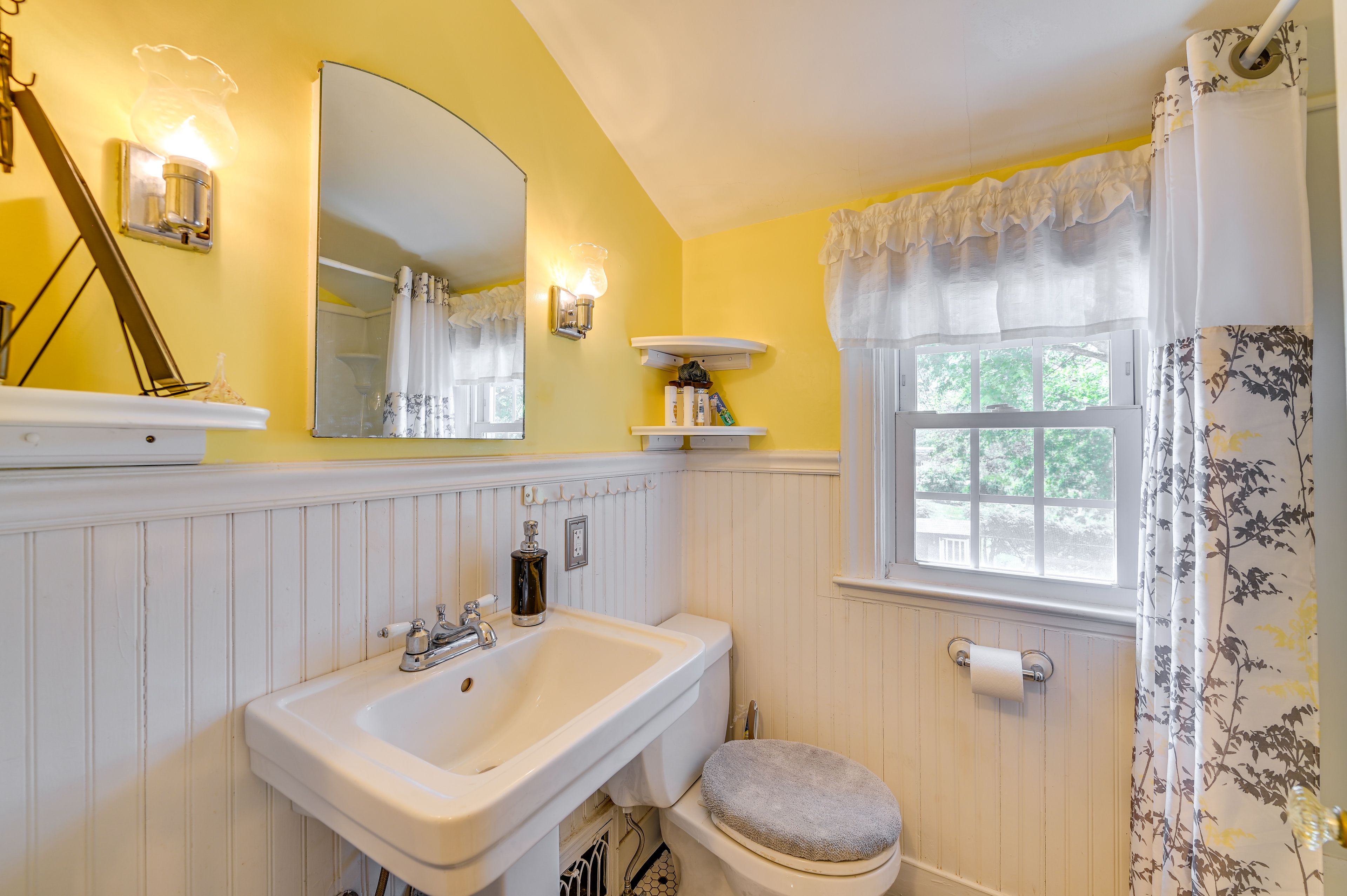 Full Bathroom | 2nd Floor | Complimentary Toiletries