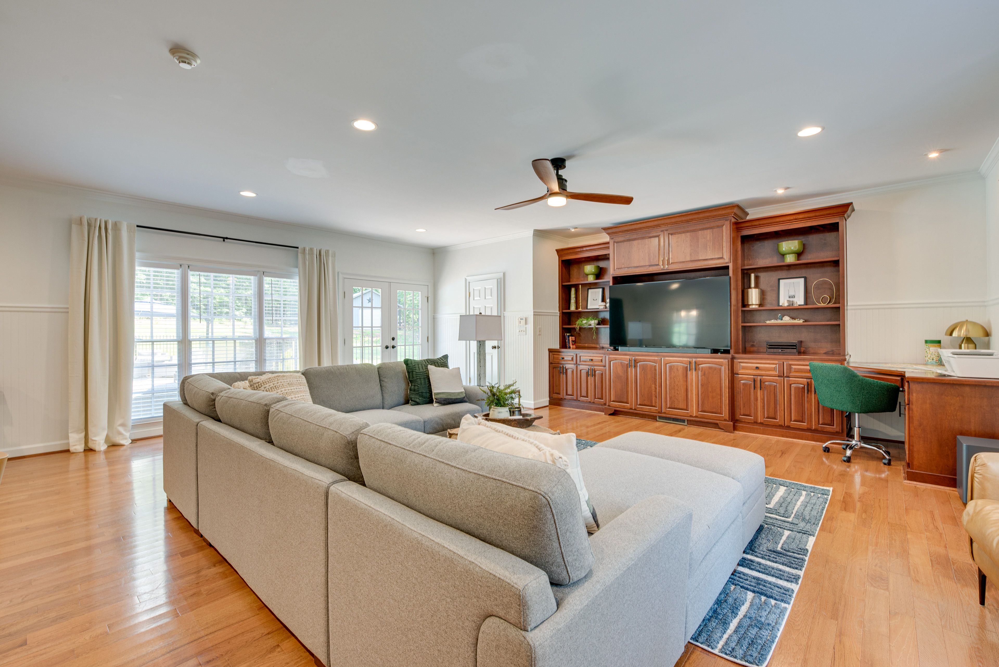 Living Room | 1st Floor | Smart TV | Free WiFi | Central A/C & Heating