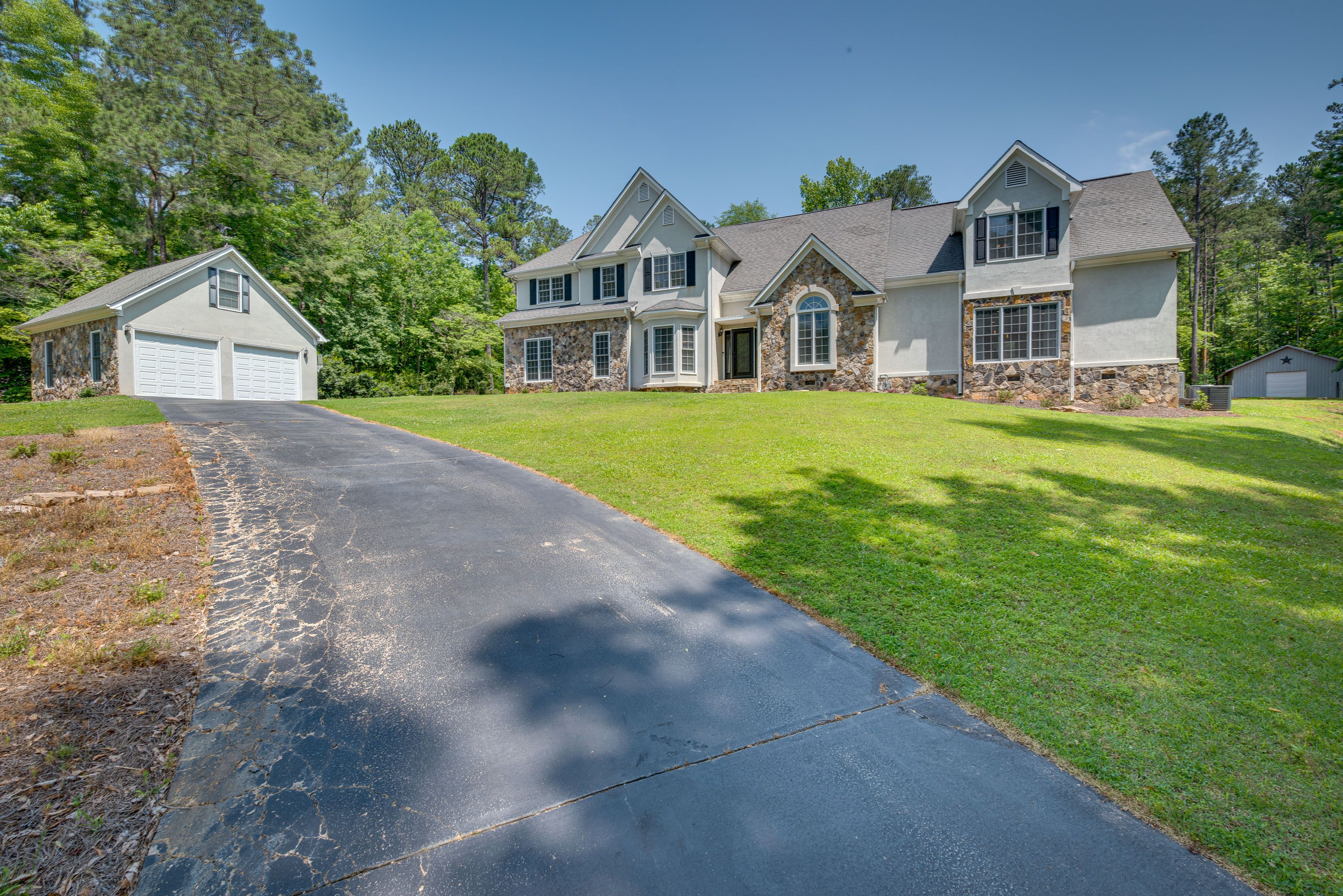 Property Exterior | Driveway (14 Vehicles)
