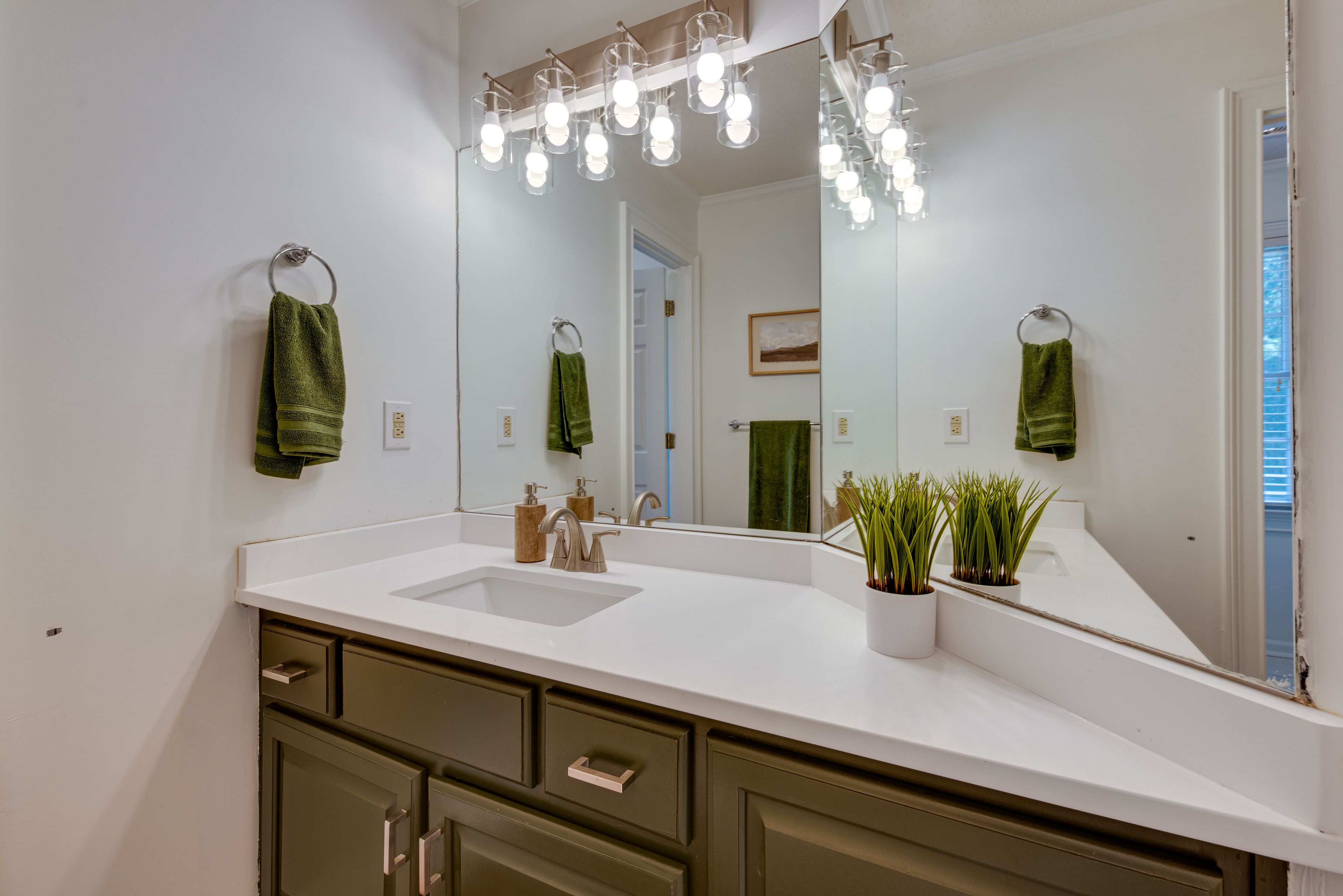 Full Bathroom | 2nd Floor