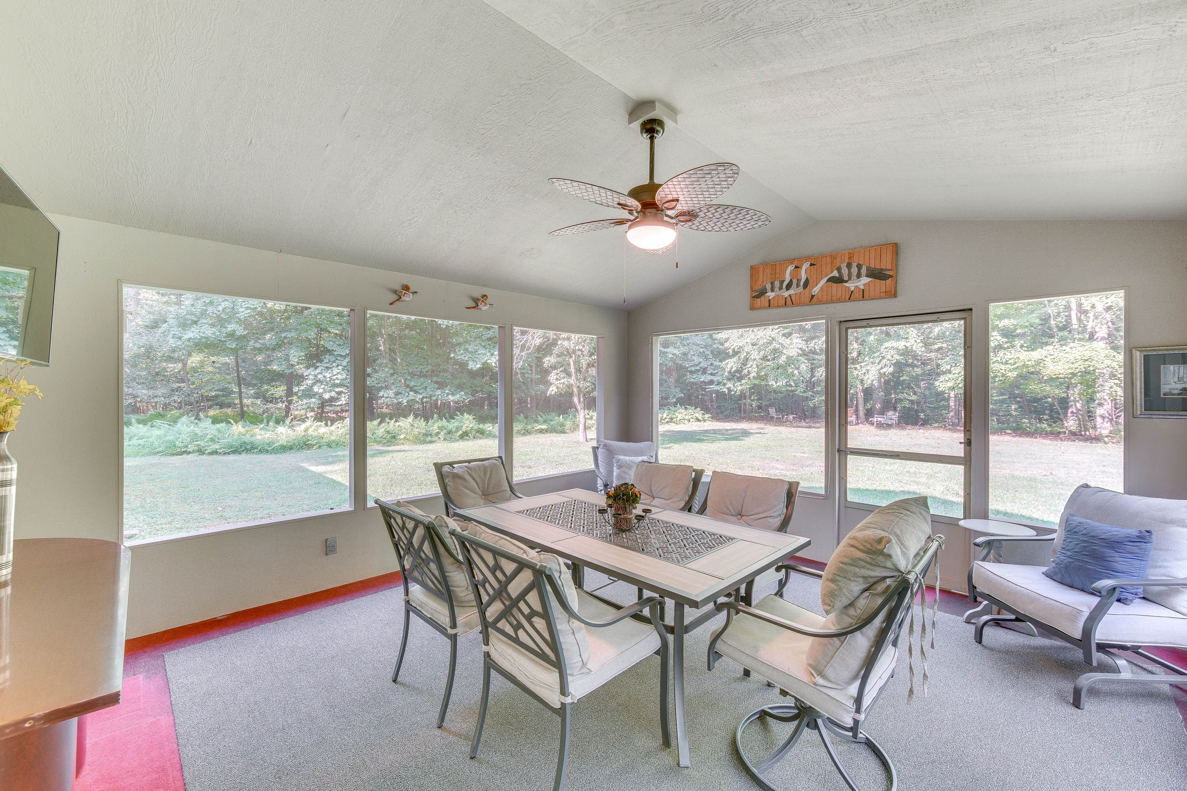 Sunroom | Dining Area | Smart TV | Gas Grill