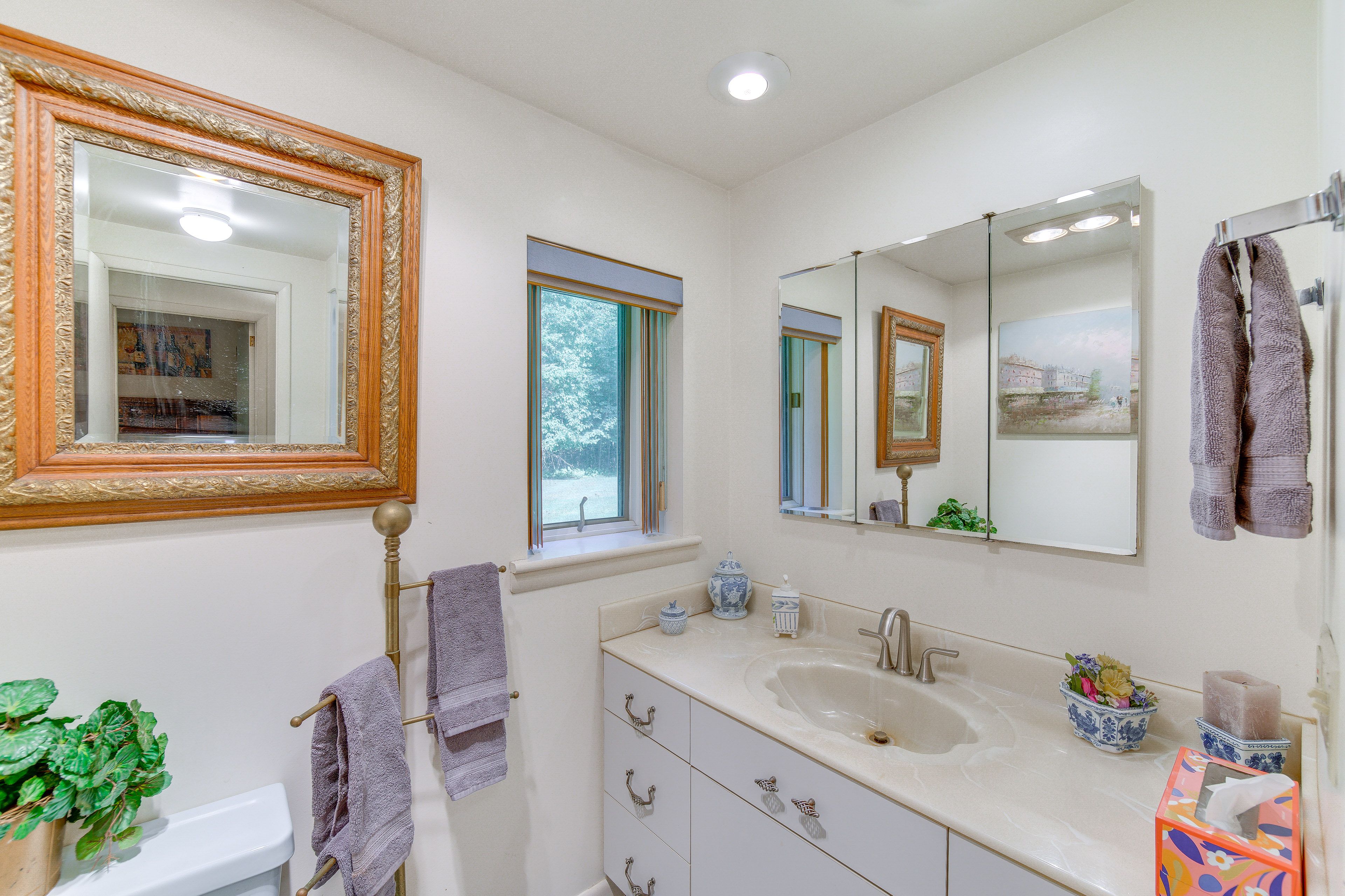 Full Bathroom | Towels Provided