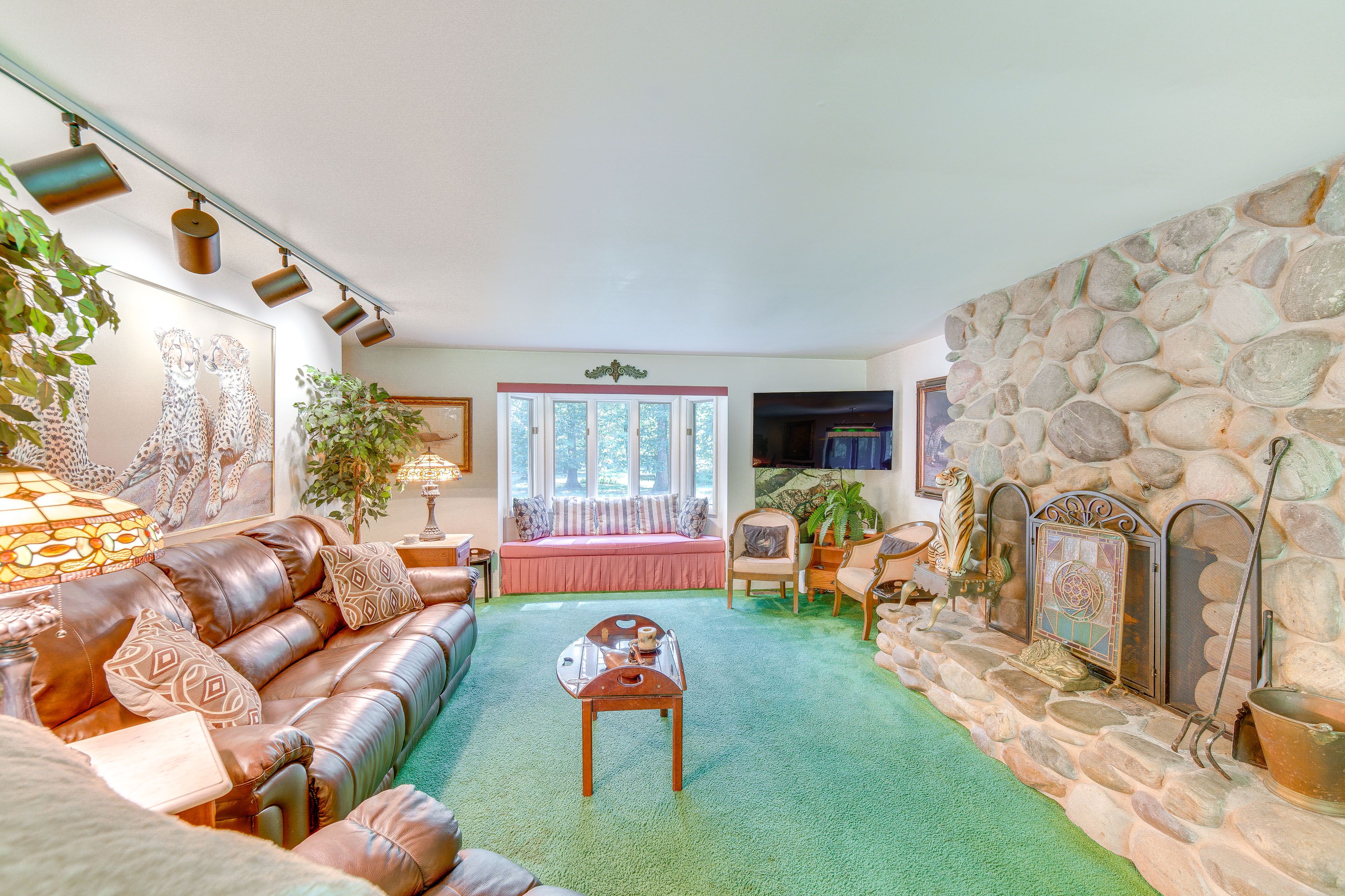Lebanon Vacation Rental | 2BR | 1BA | 1,300 Sq Ft | 1 Step Required