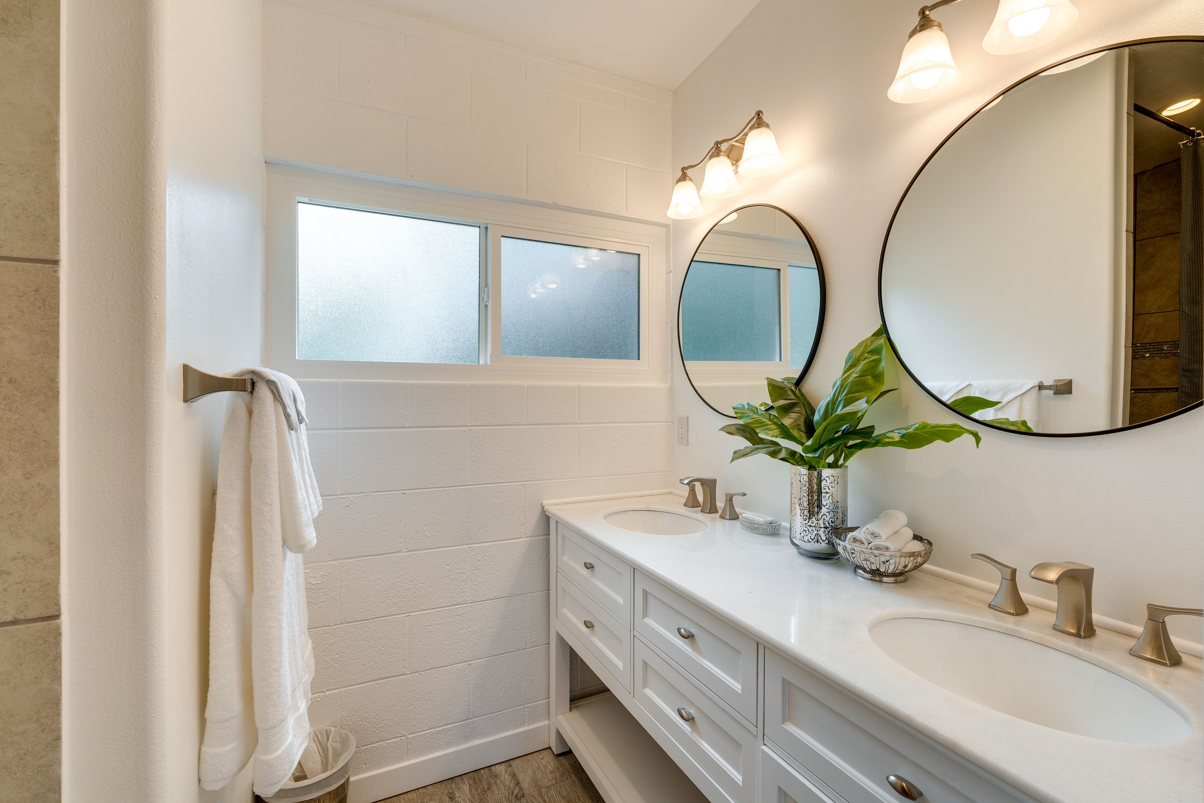 Full Bathroom | Towels Provided | Complimentary Toiletries
