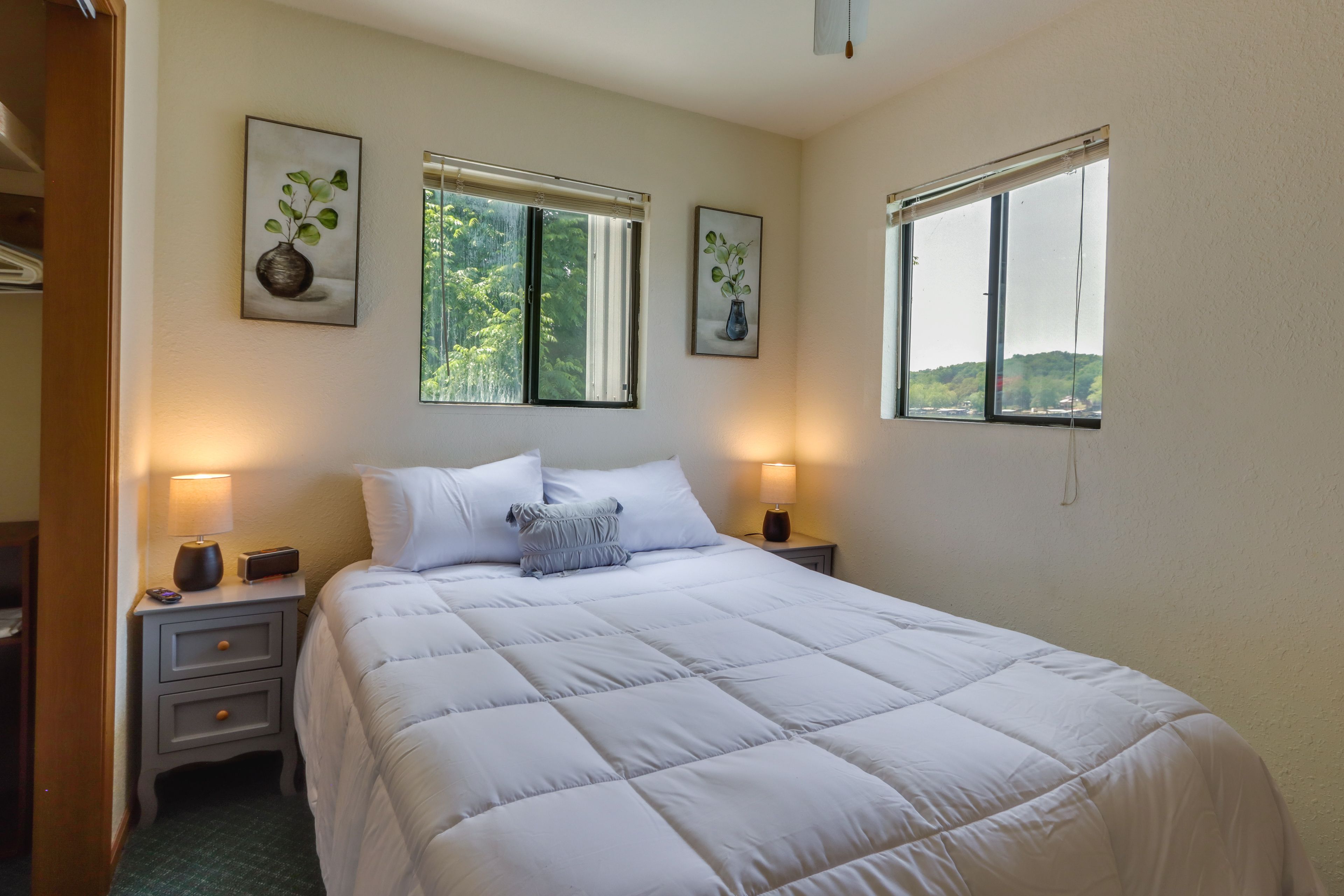 Bedroom 1 | Queen Bed | Smart TV | Main Floor