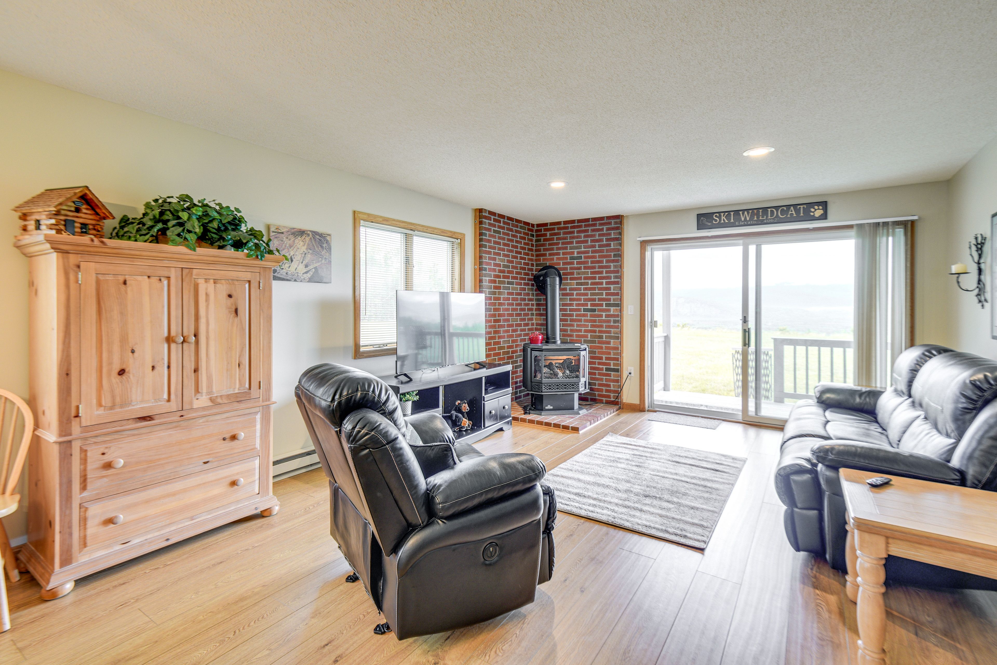 Living Room | Smart TV w/ Cable | Gas Stove
