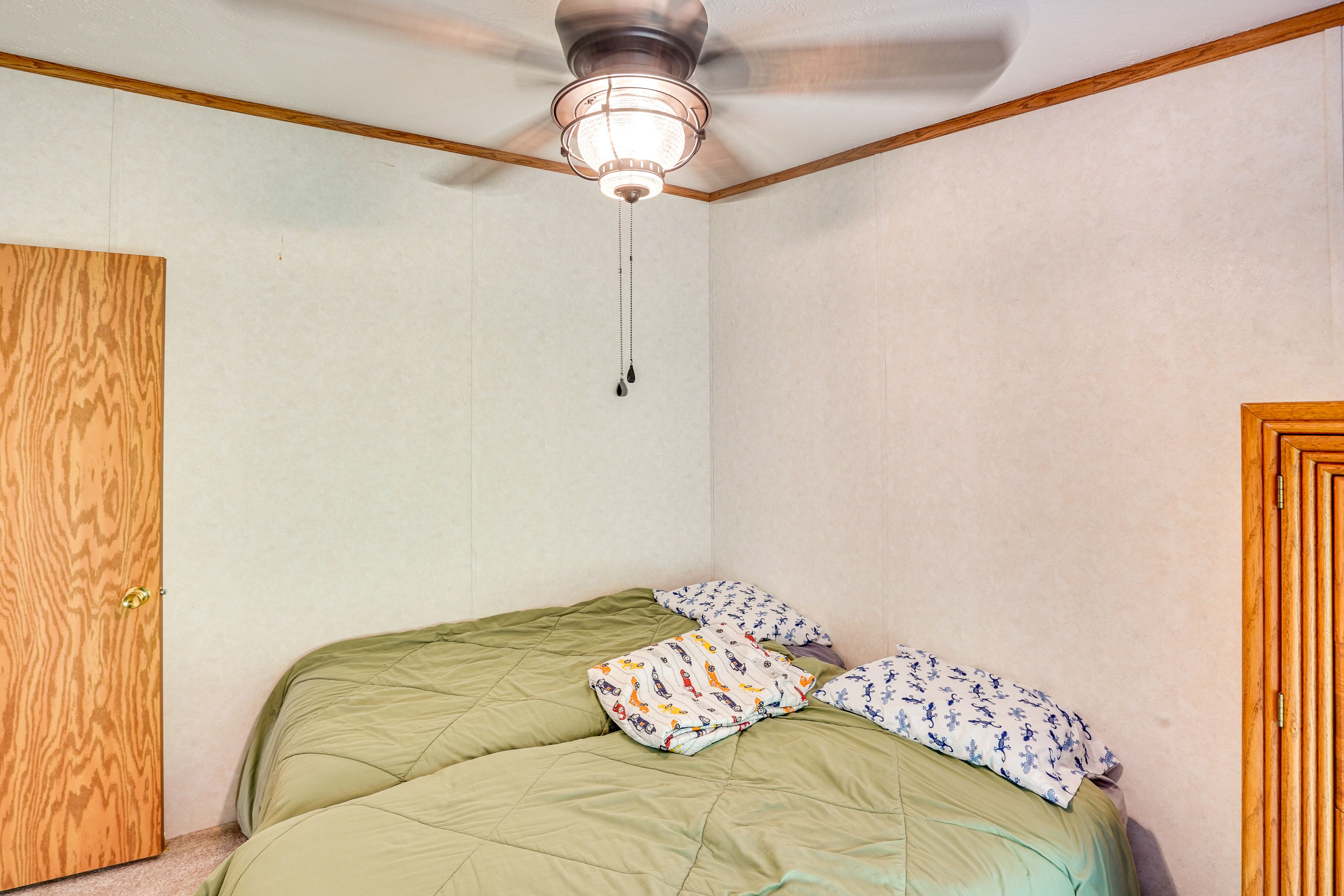 Bedroom 2 | 2 Twin Beds | Hangers
