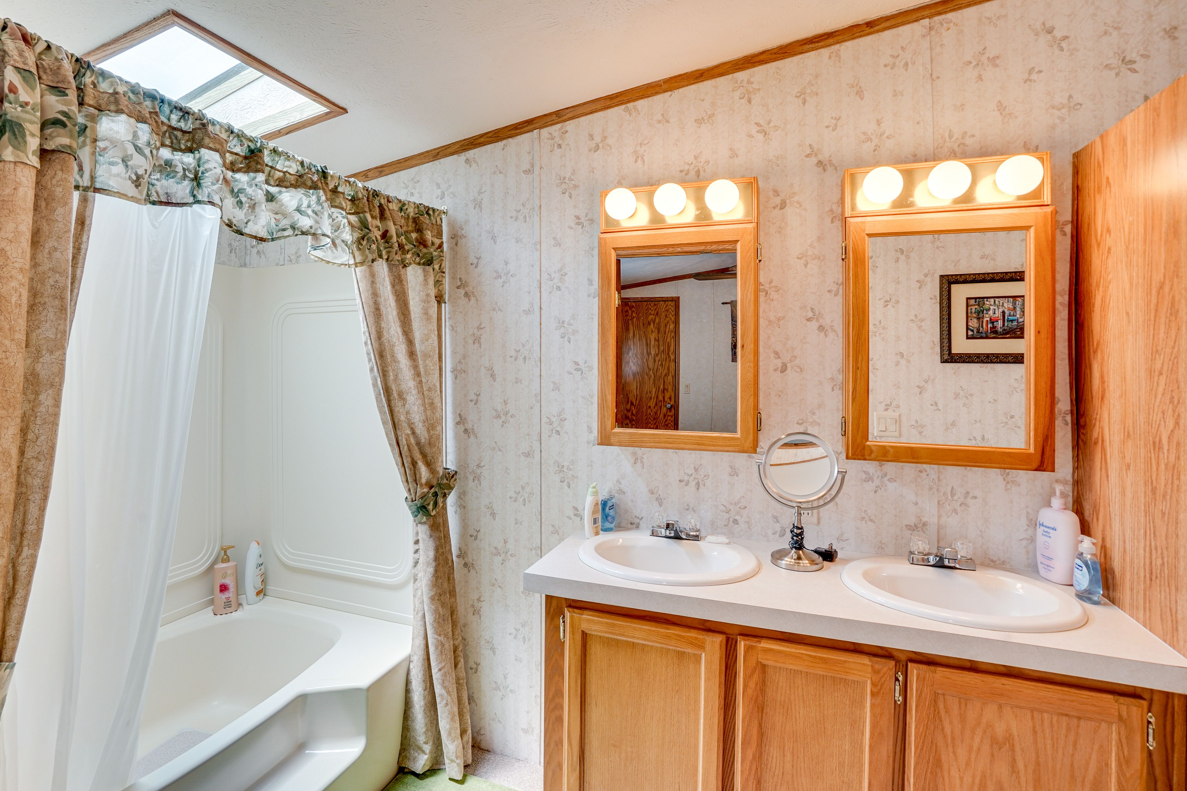 En-Suite Bathroom | Towels Provided