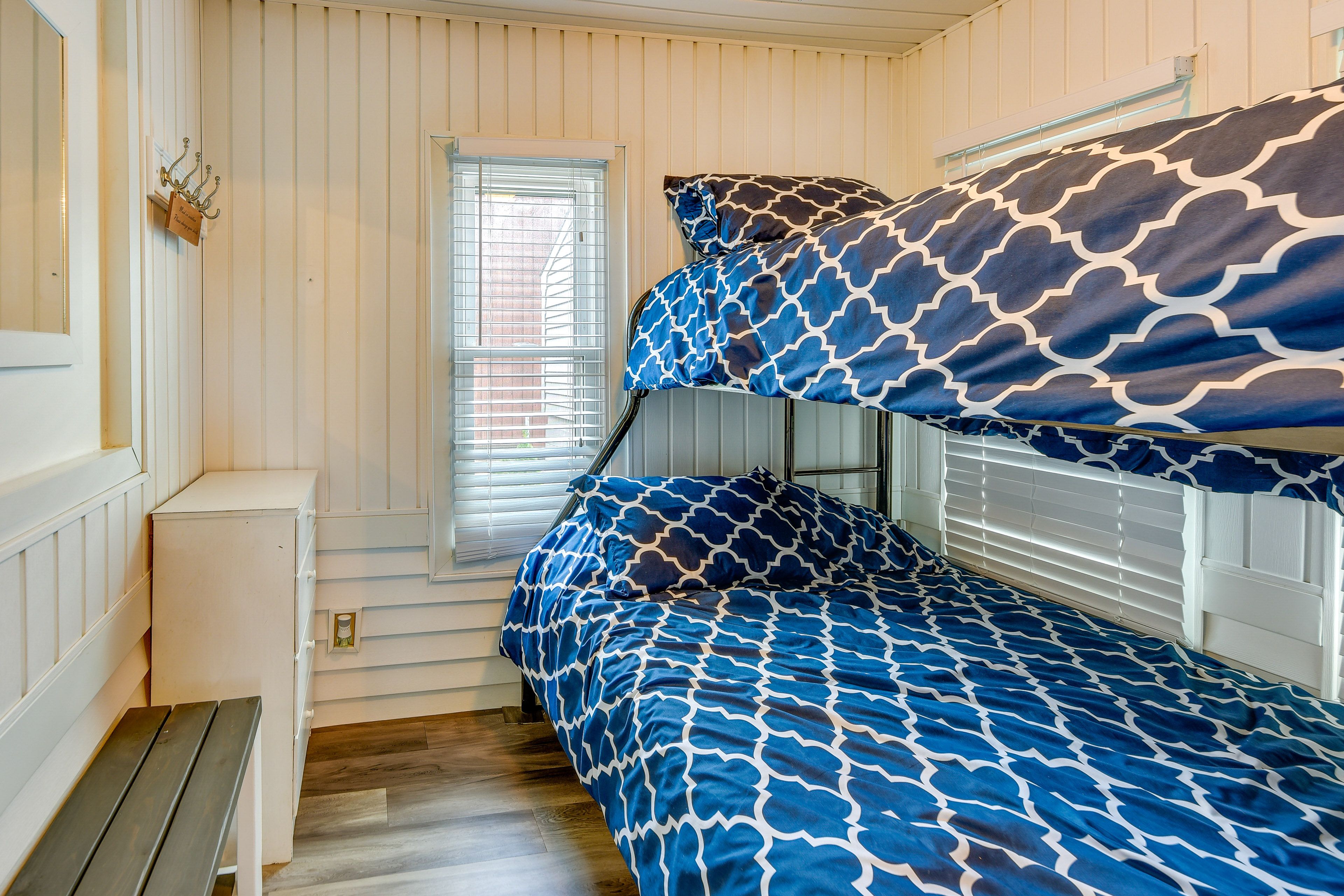 Bedroom 3 | Twin/Full Bunk Bed