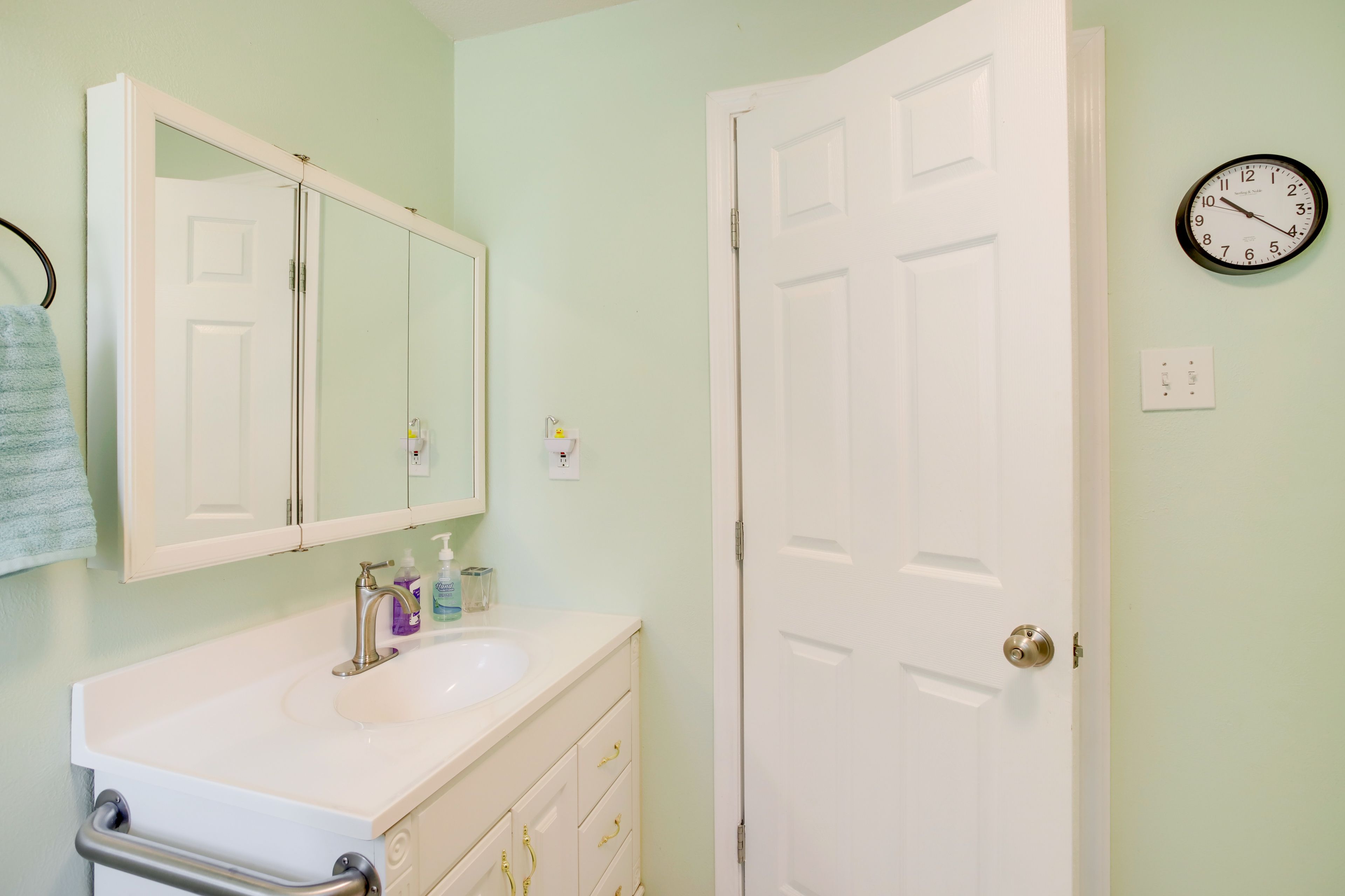Full Bathroom | Main Level | Towels Provided | Toiletries