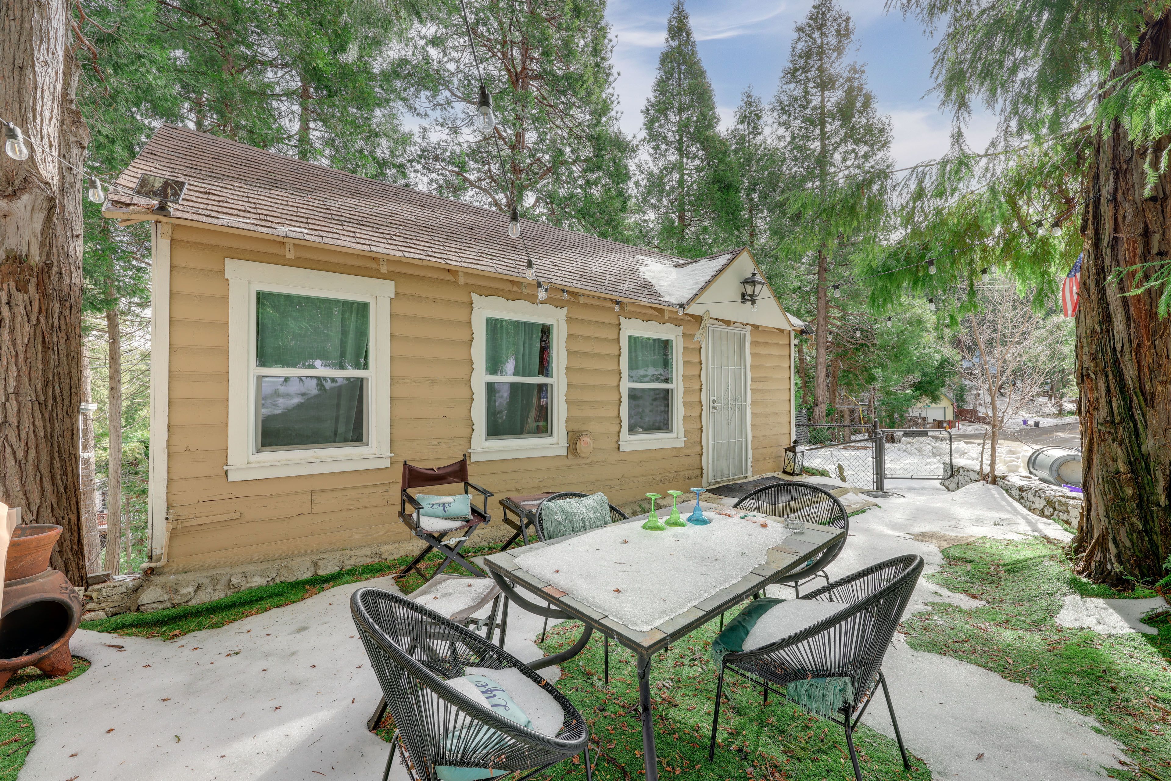 Crestline Vacation Rental | 2BR | 2BA | 739 Sq Ft | 2 Exterior Steps Required