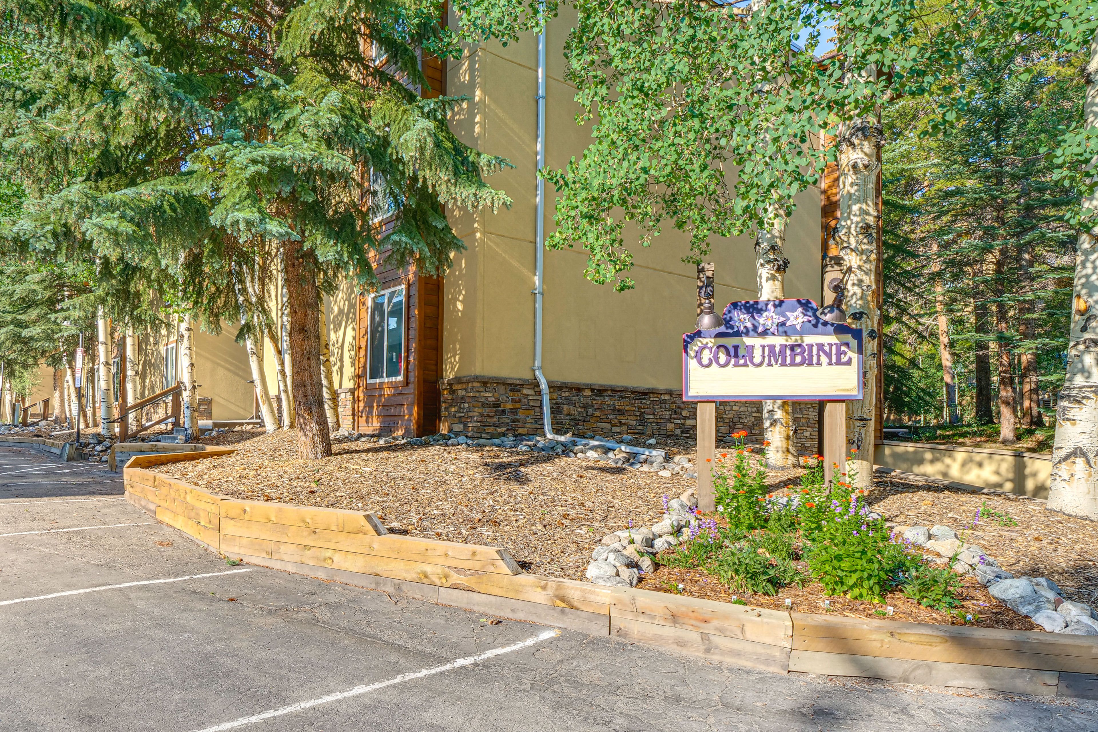 Community Parking Lot (1 Vehicle) | Community Parking Garage (1 Vehicle)