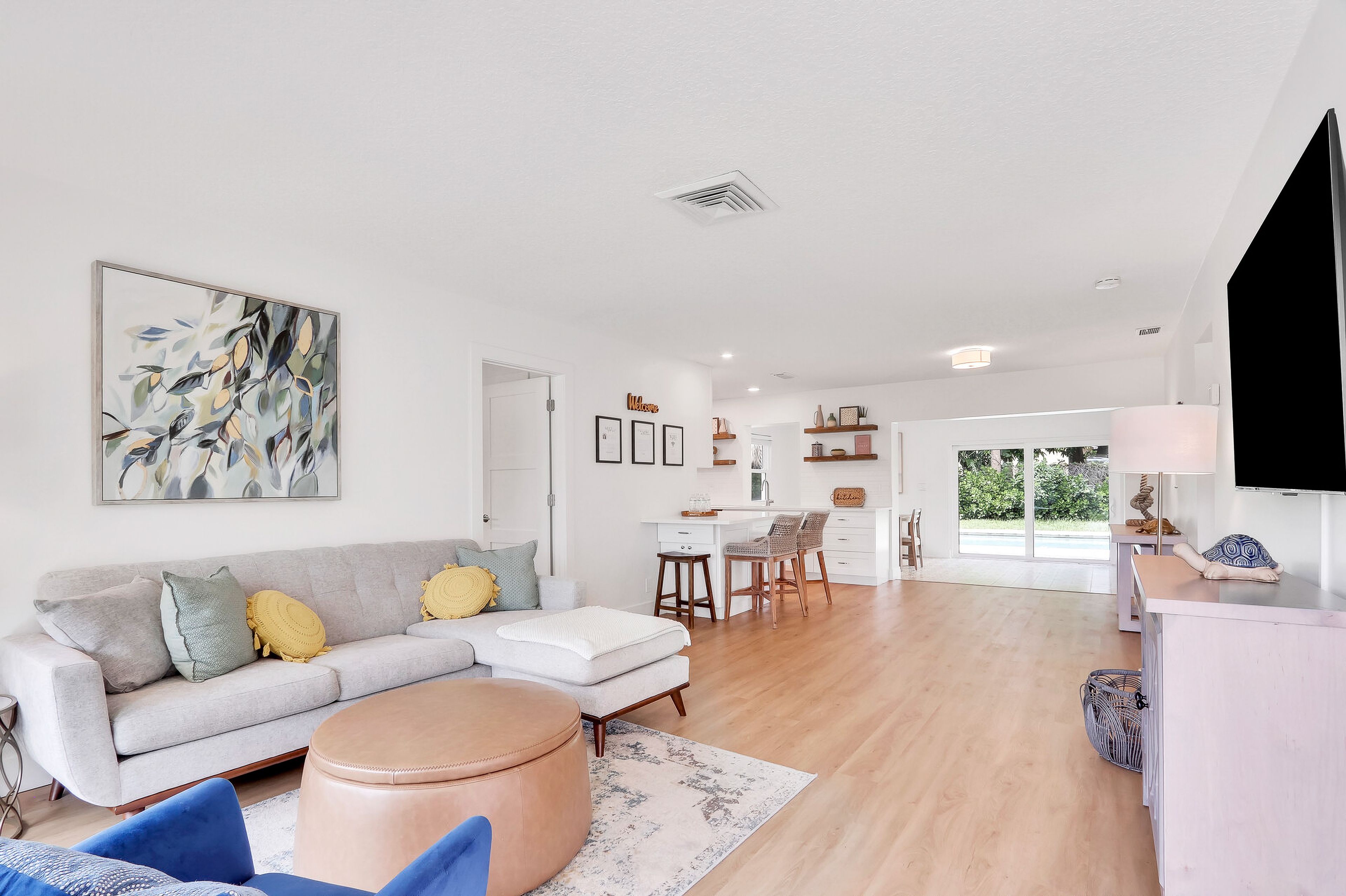 Living Room | Smart TV | Central Air Conditioning