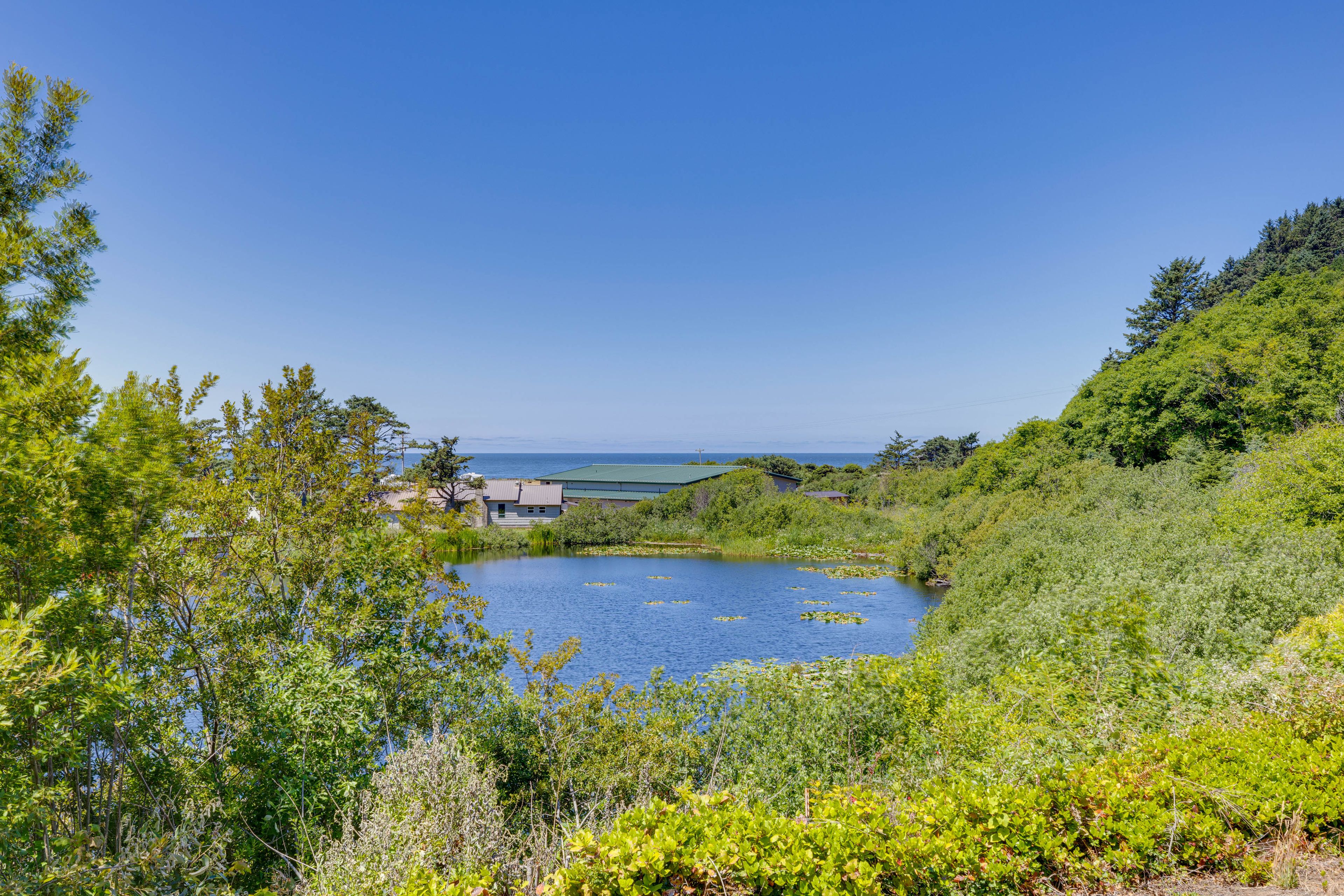 Winema Lake Views (No Direct Access) | Backyard | Picnic Table