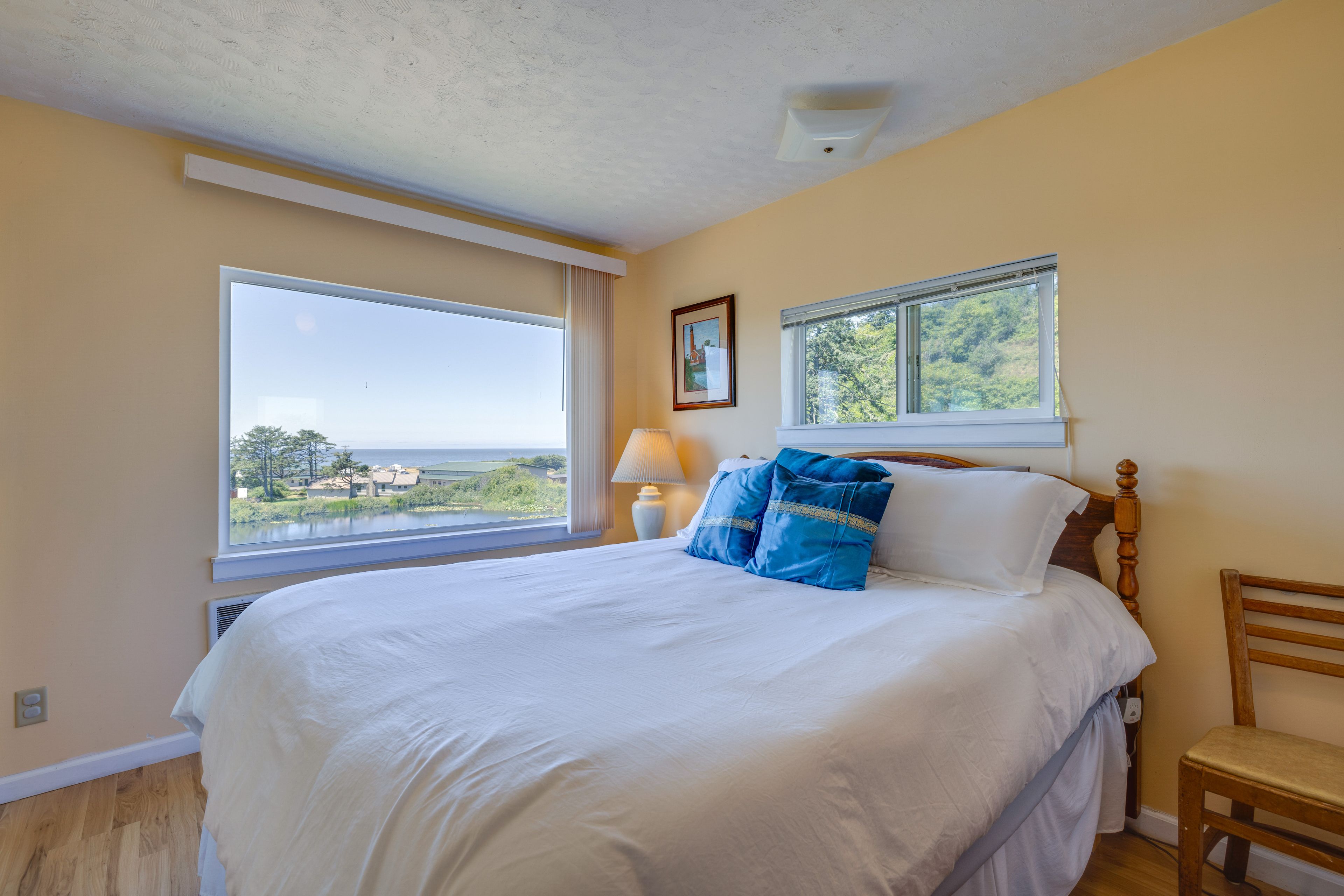Bedroom 1 | Queen Bed | 1st Floor