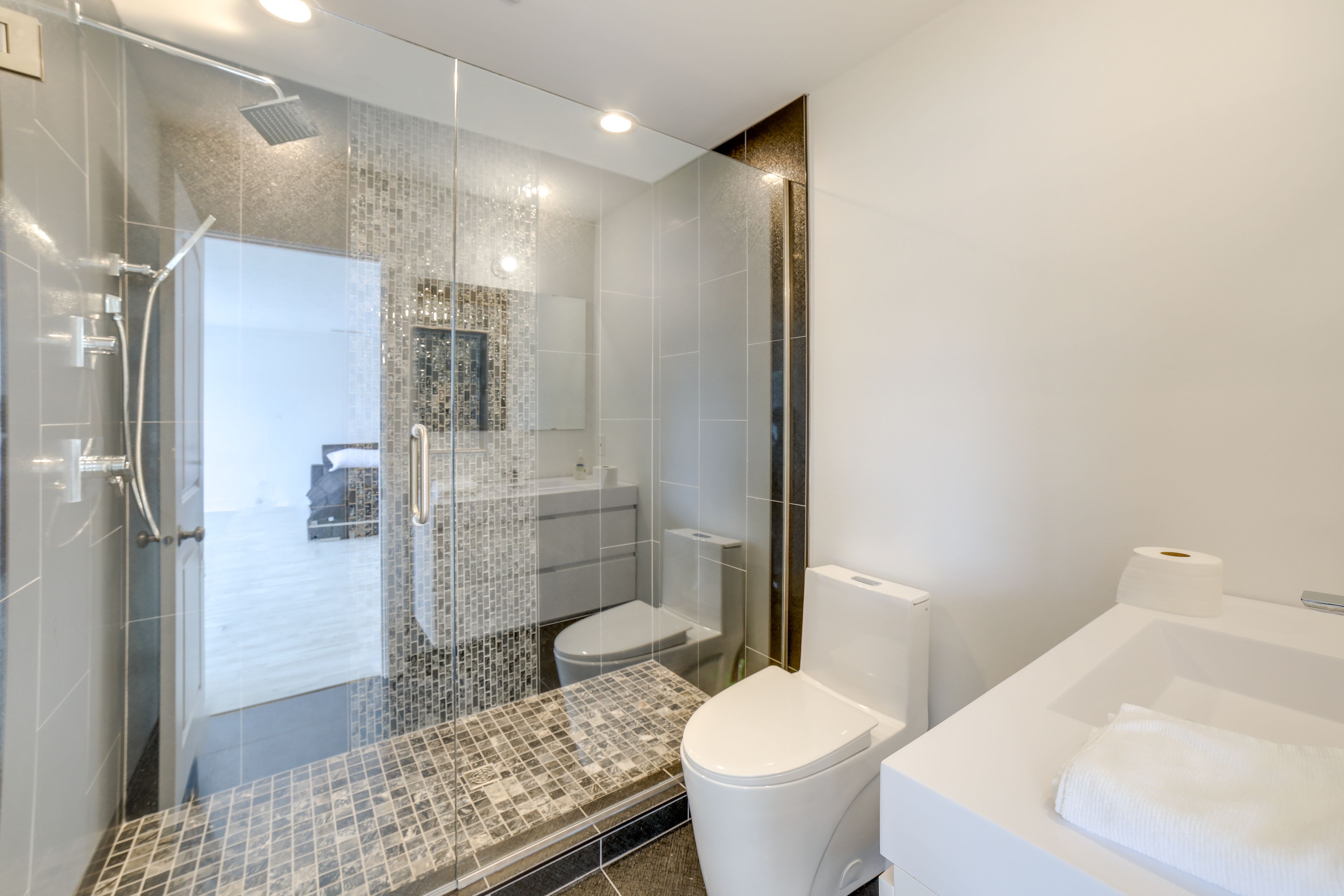 Full Bathroom | Complimentary Toiletries