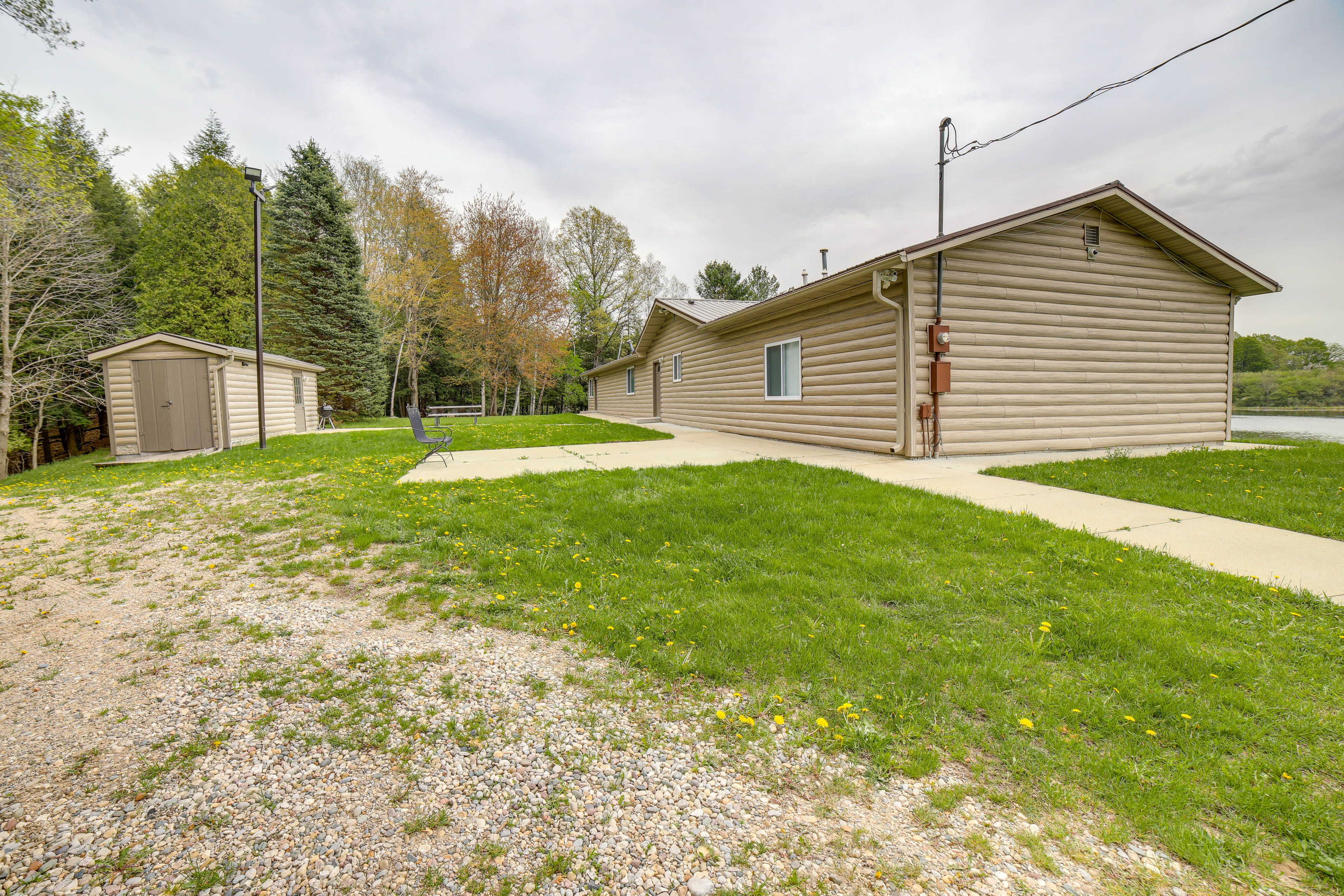 Parking | Driveway (10 Vehicles) | RV/Trailer Parking On-Site