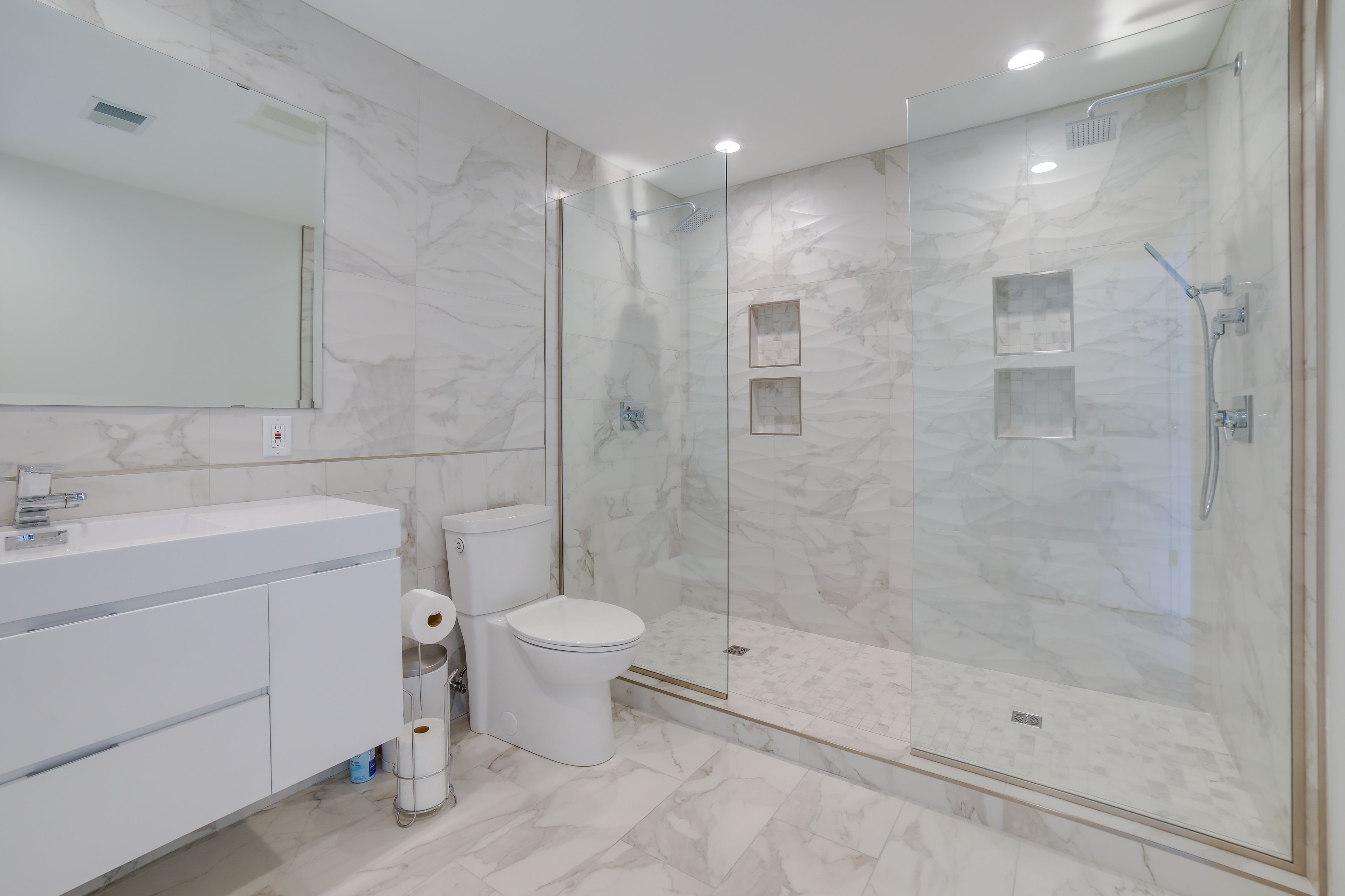 Full Bathroom | Complimentary Toiletries