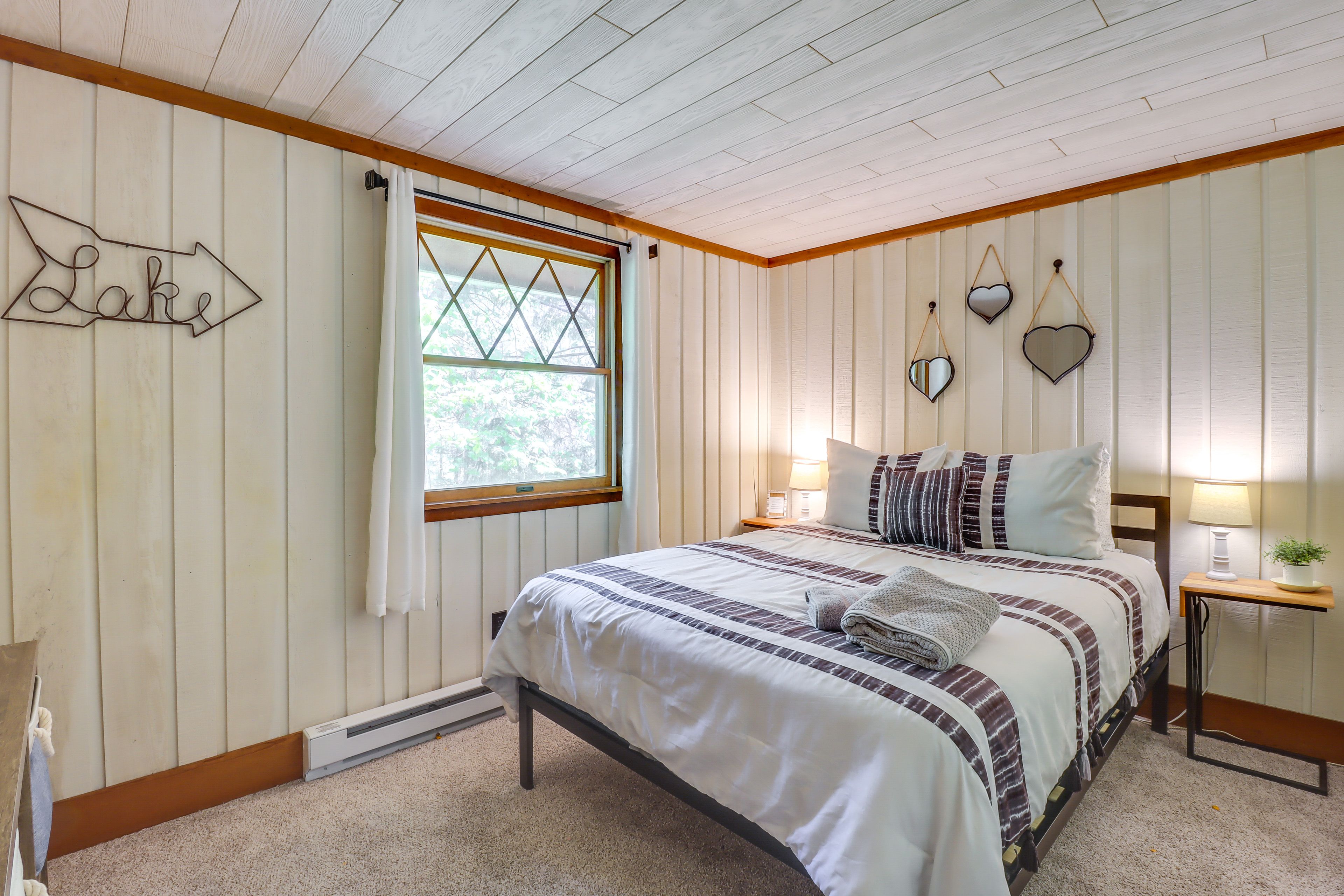 Bedroom 1 | Queen Bed