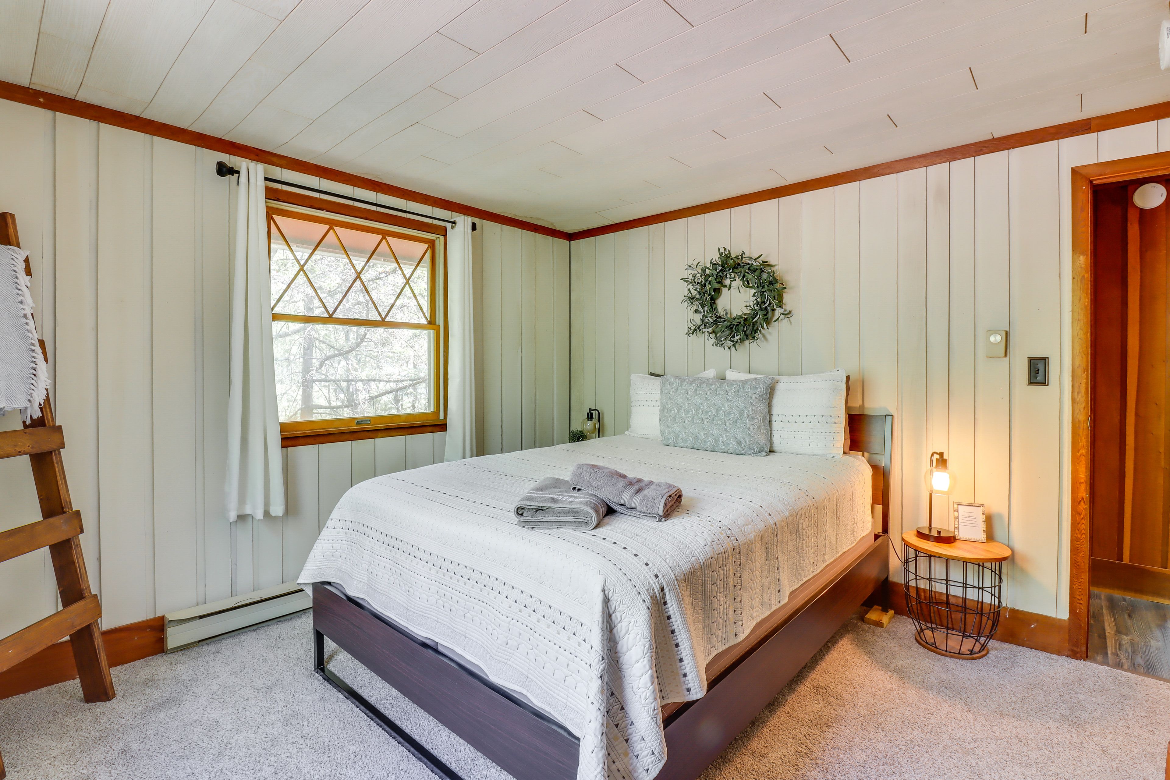 Bedroom 2 | Queen Bed